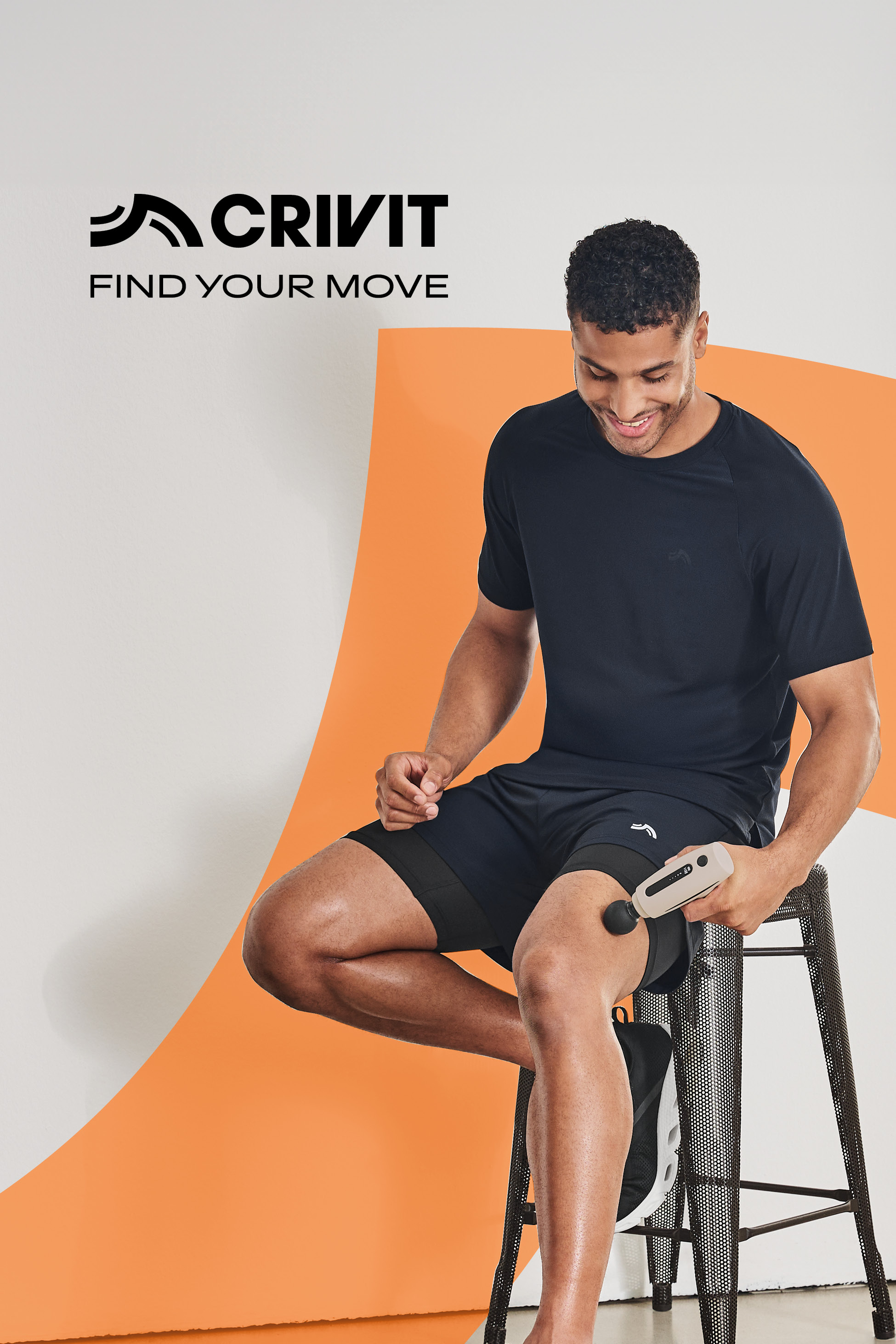 Uomo in abbigliamento sportivo nero che usa un massaggiatore muscolare sulla coscia, con il testo 'FIND YOUR MOVE'.