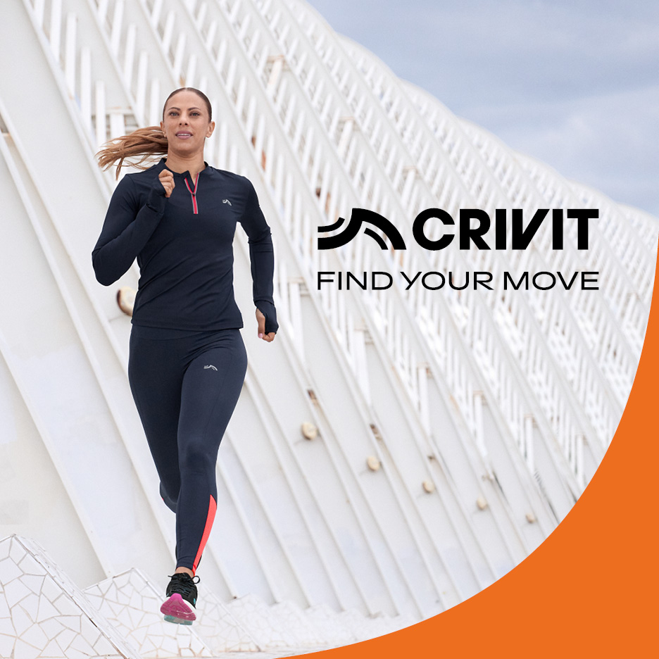 Donna che corre con abbigliamento sportivo scuro, leggings e maglia a maniche lunghe, con lo slogan 'FIND YOUR MOVE'.