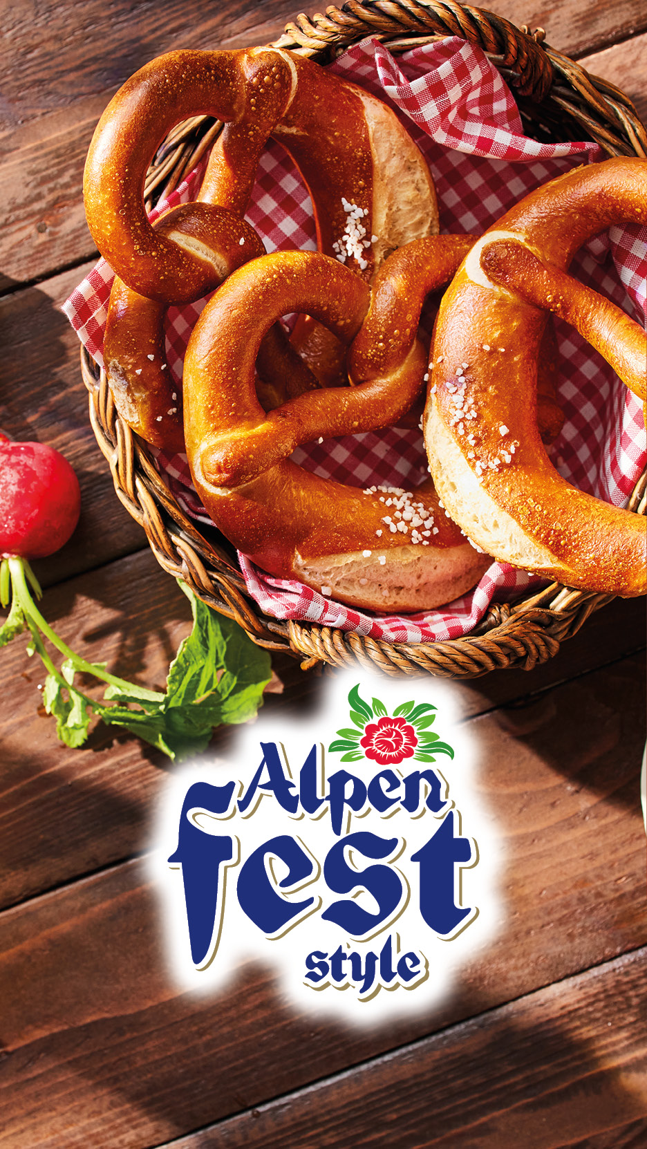 Cesto di pretzel su un tavolo di legno con ravanelli e il logo 'Alpen Fest style'.