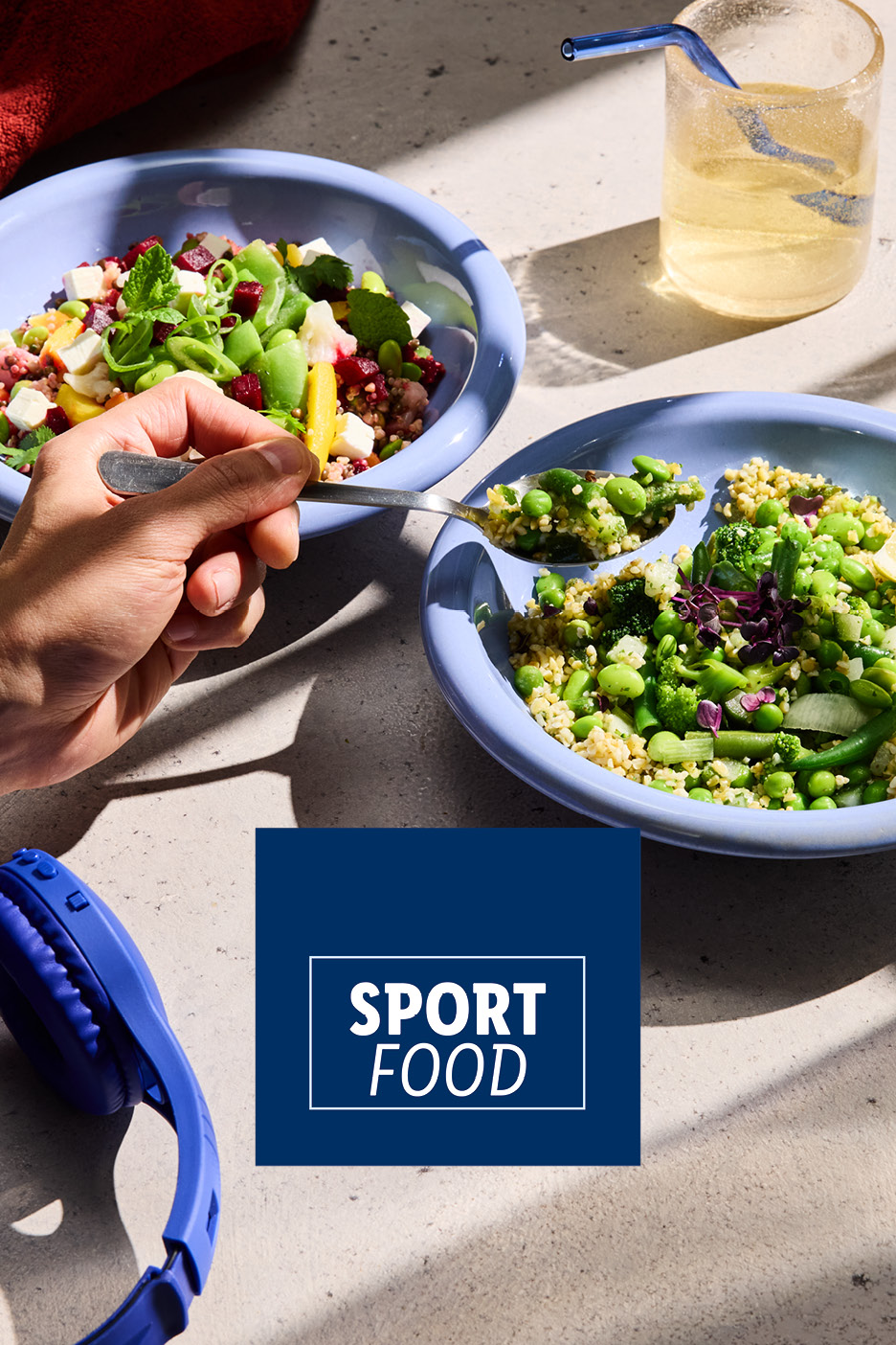 Due ciotole di insalata fresca con verdure e cereali, un bicchiere d'acqua e cuffie blu. Testo: SPORT FOOD.
