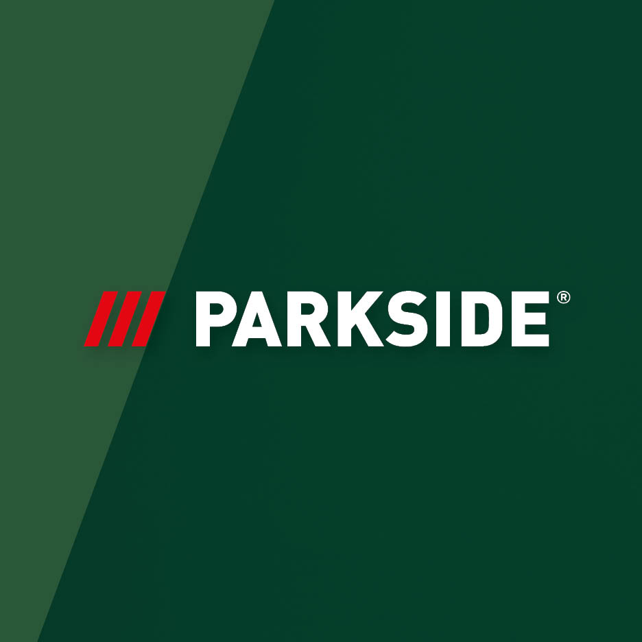 Logo su sfondo verde scuro con tre barre rosse e testo bianco.
