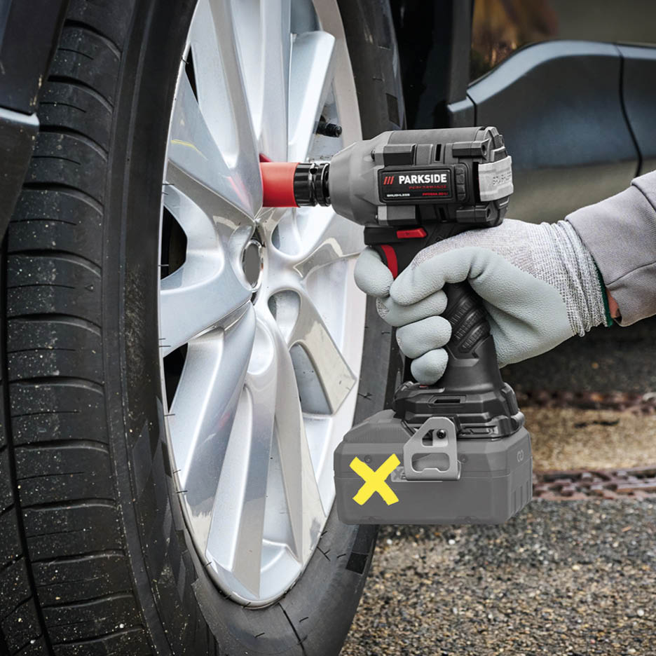 Avvitatore a impulsi senza fili che stringe un dado su una ruota d'auto