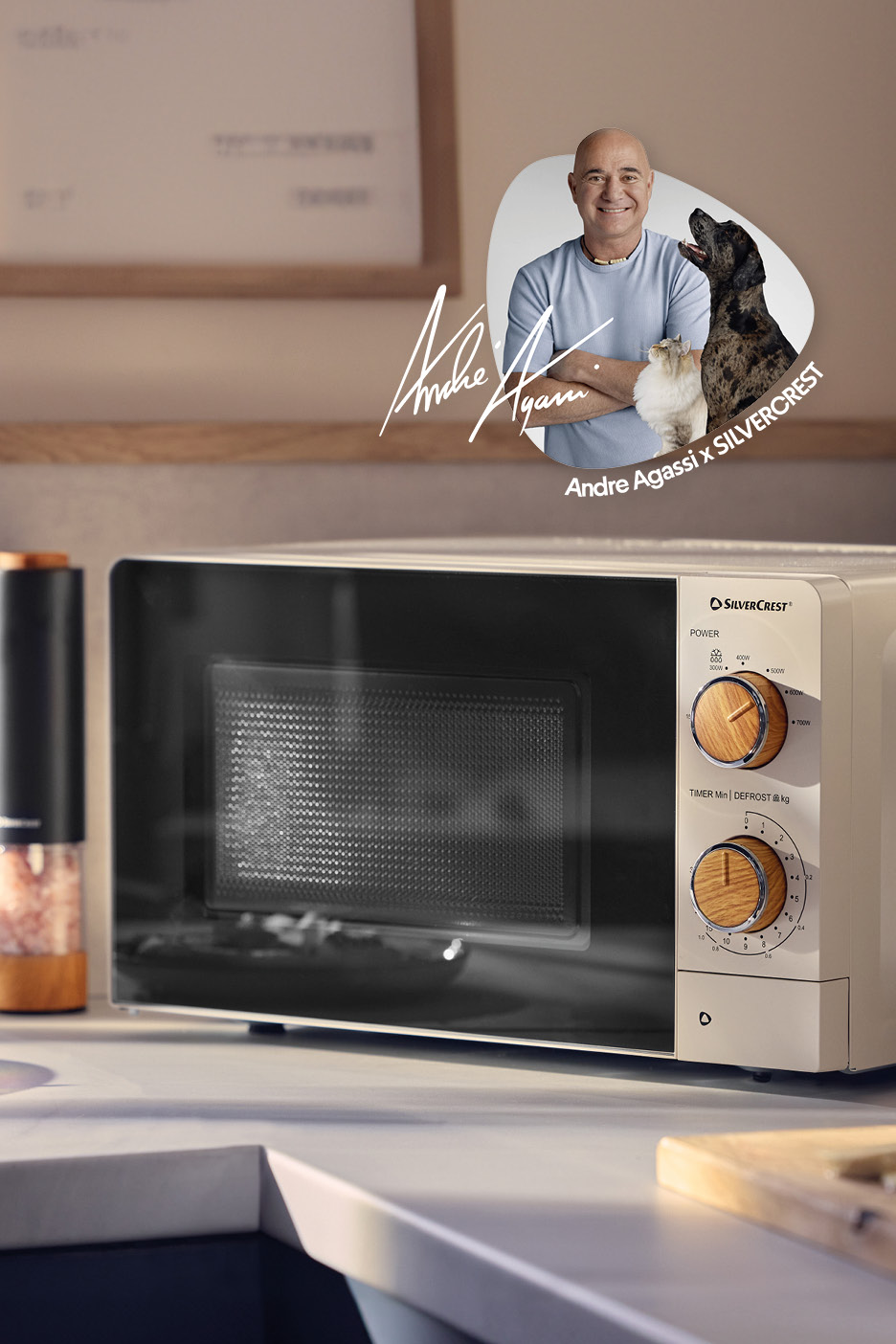 Forno a microonde con manopole in legno, con Andre Agassi e animali domestici in alto.