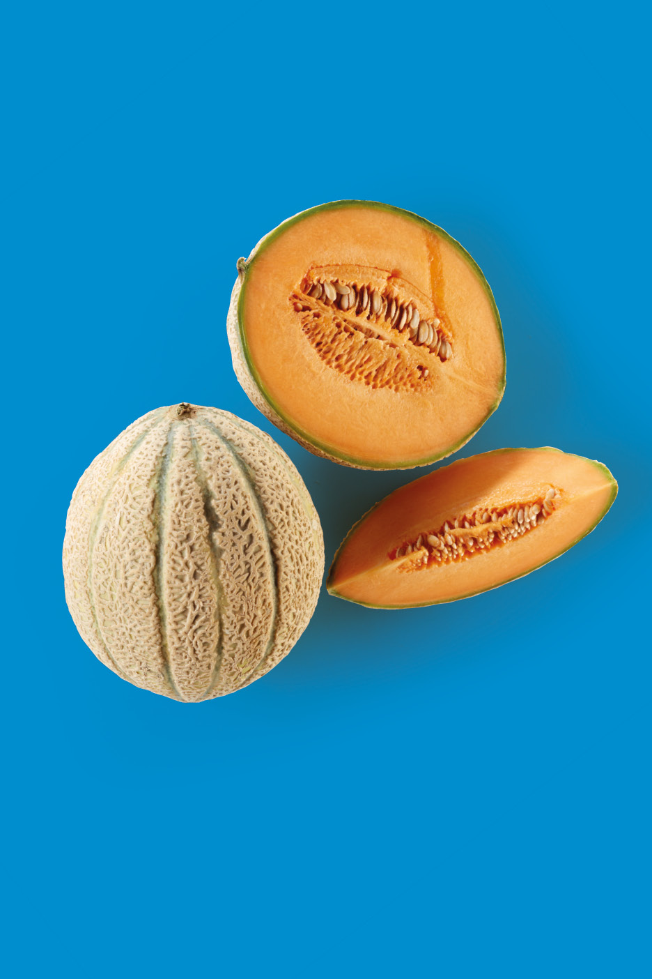 Melone intero, mezzo melone e una fetta di melone su sfondo blu.