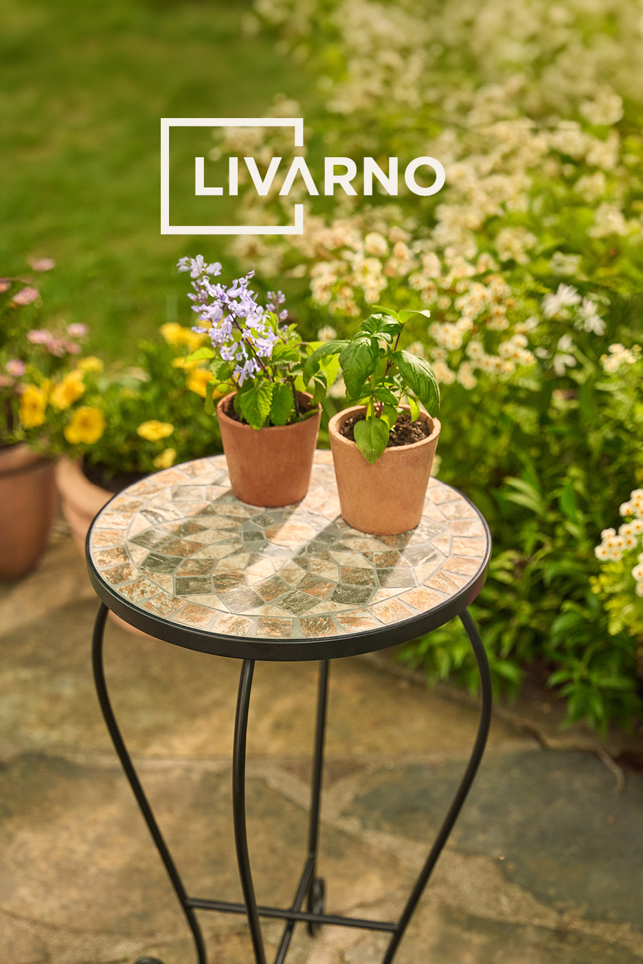 Tavolino da giardino con mosaico e due piante in vaso, con logo LIVARNO