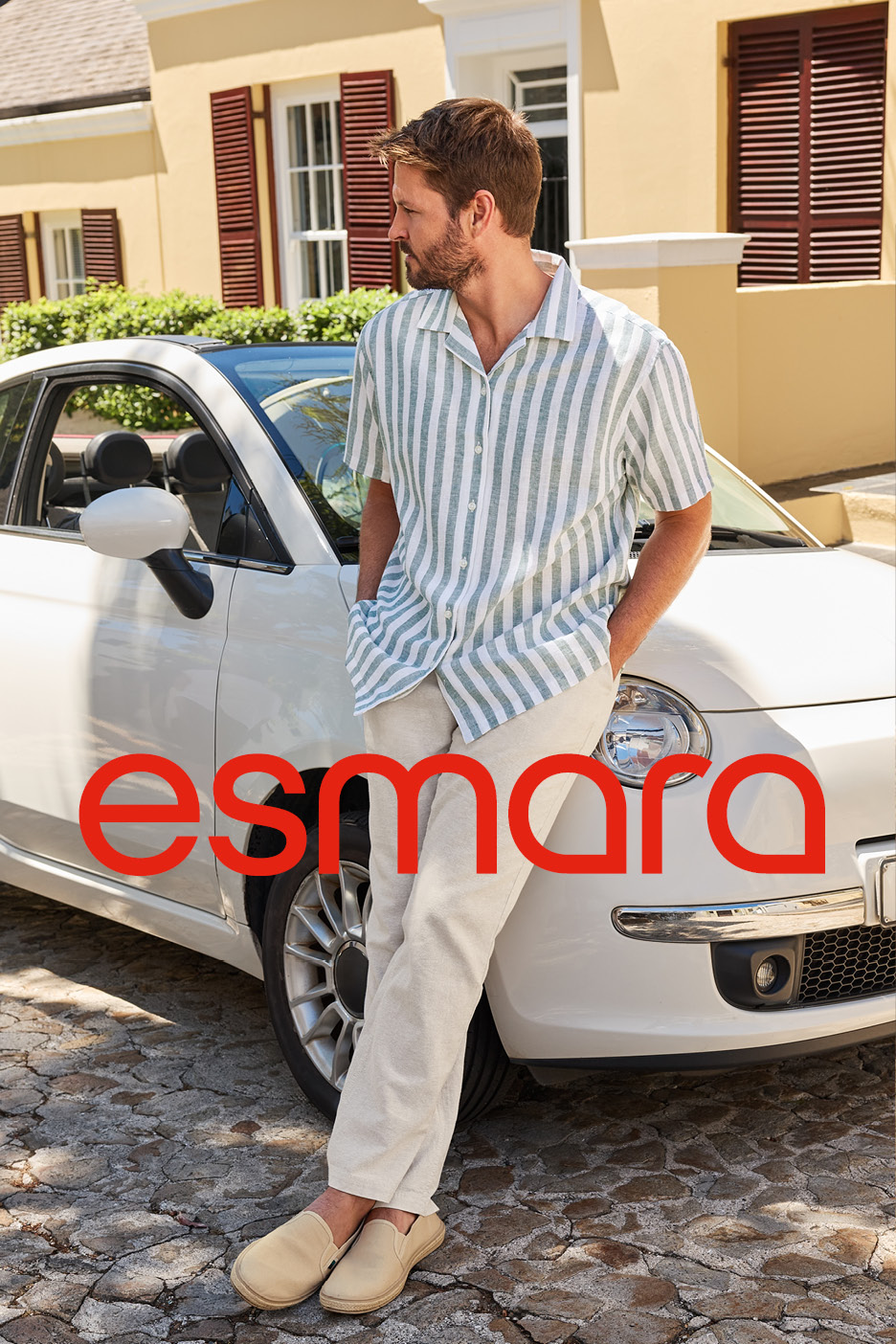 Uomo in camicia a righe e pantaloni chiari appoggiato a un'auto bianca, con testo rosso.