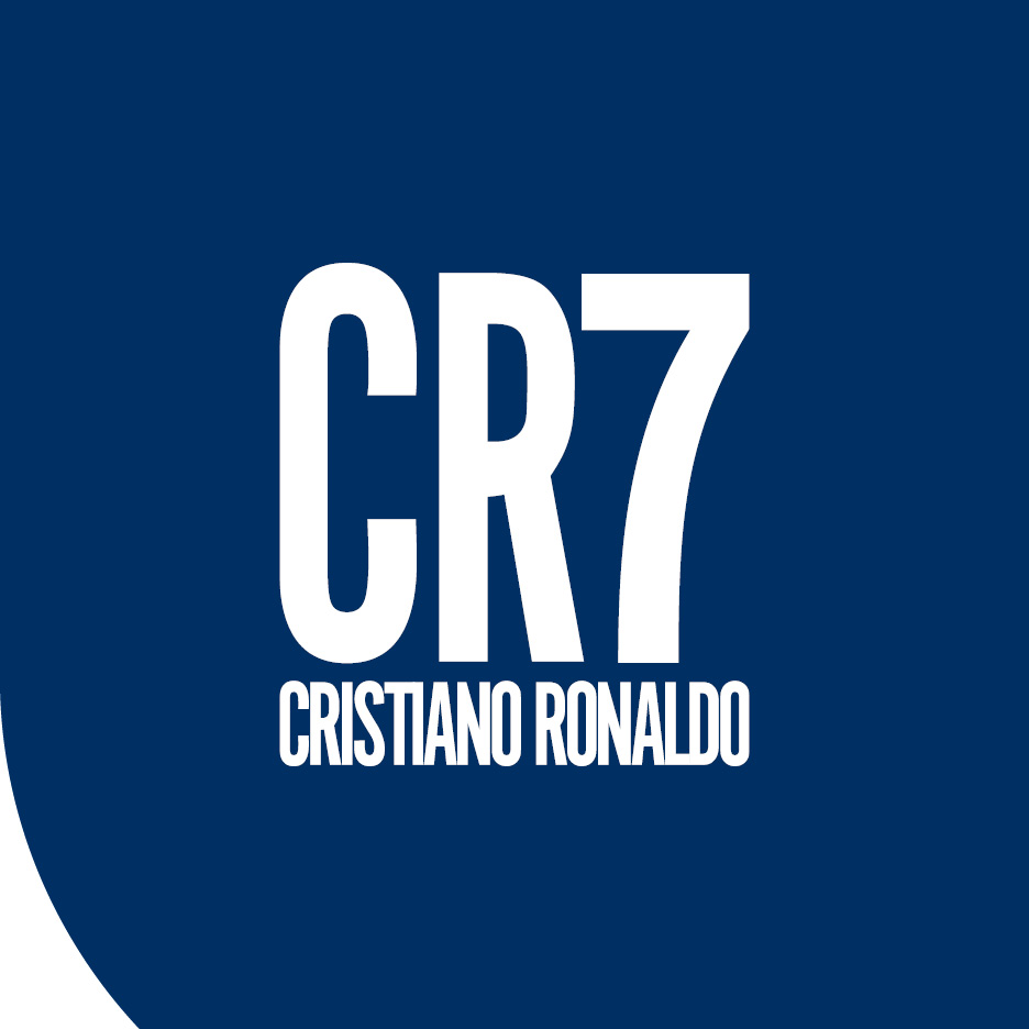 Logo CR7 con il nome Cristiano Ronaldo in bianco su sfondo blu.