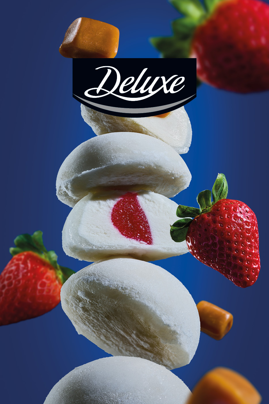 Mochi impilati con ripieno di fragola, caramelle mou e fragole fresche su sfondo blu, con logo 'Deluxe'.