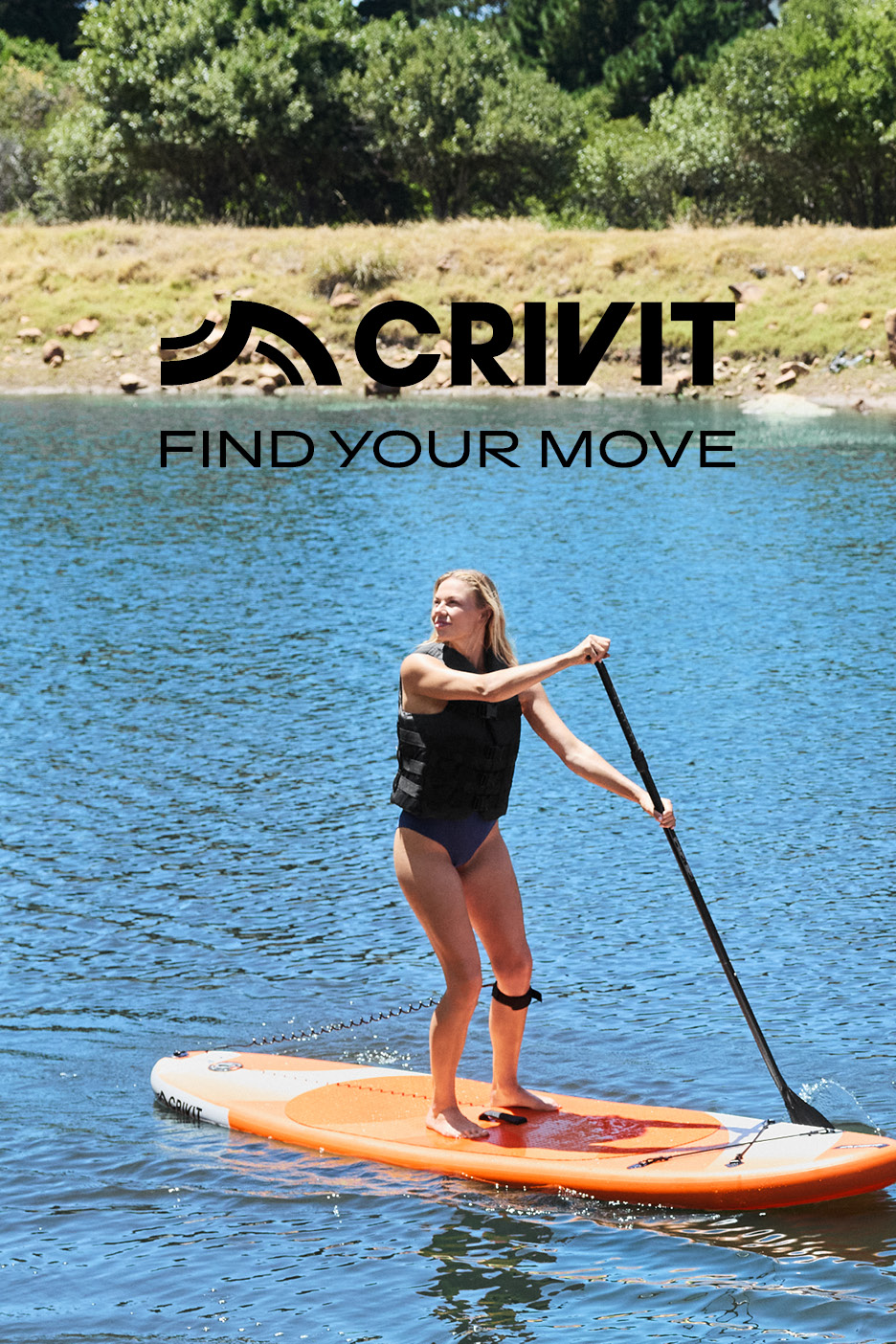 Donna su paddleboard arancione con pagaia, indossa giubbotto di salvataggio. Testo: 'FIND YOUR MOVE'.