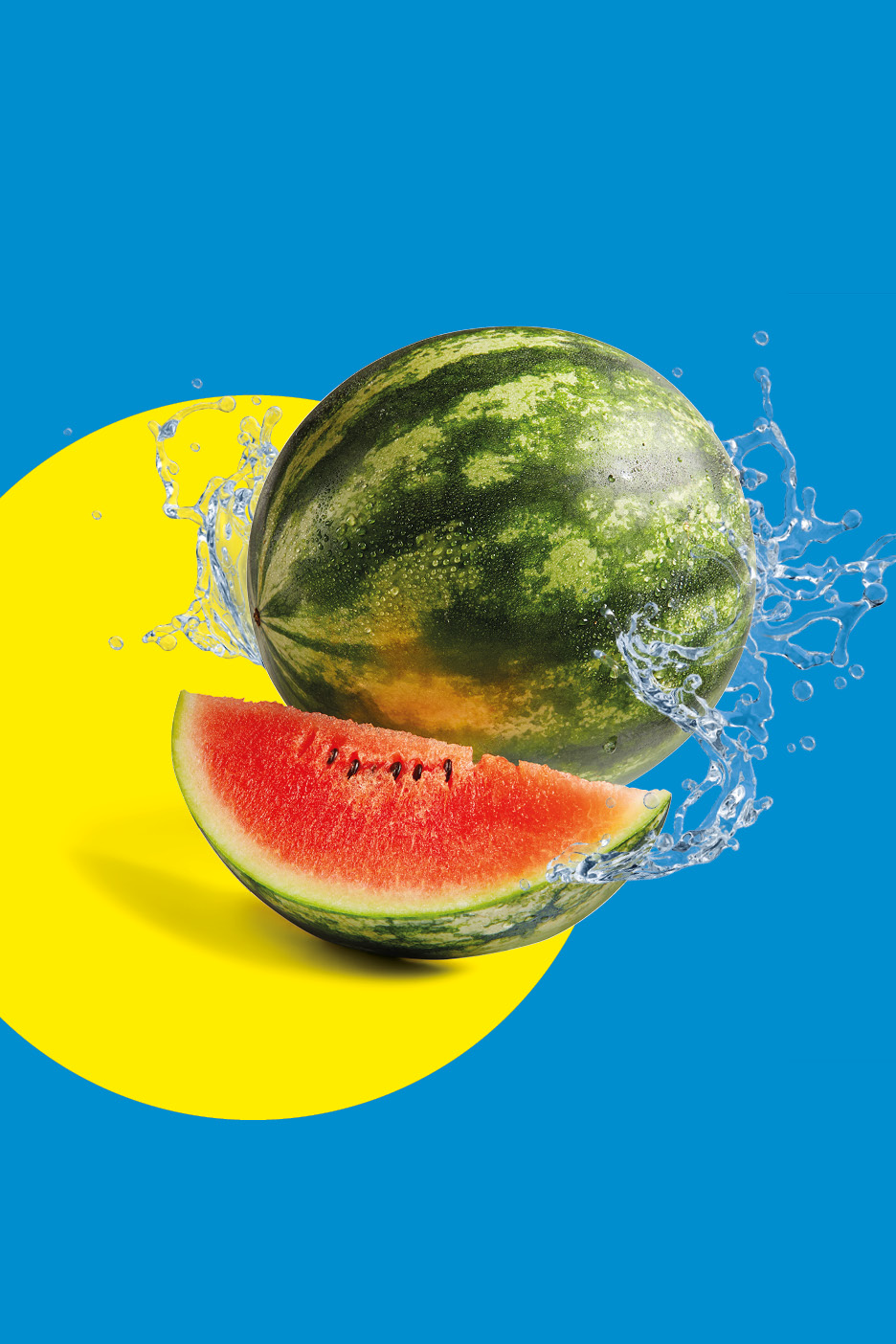 Anguria intera e fetta con schizzi d'acqua su sfondo blu e giallo.