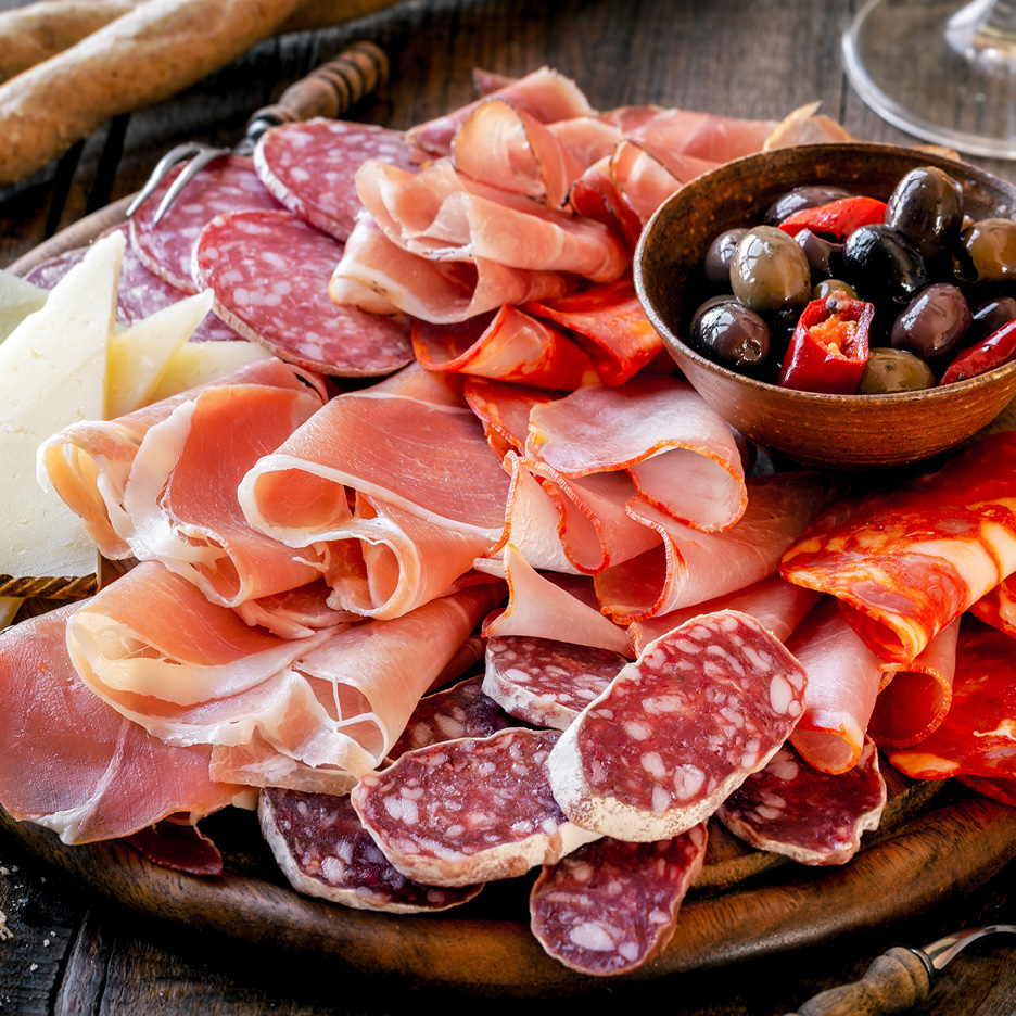 Piatto di salumi misti con prosciutto crudo, salame, chorizo, formaggio e olive.
