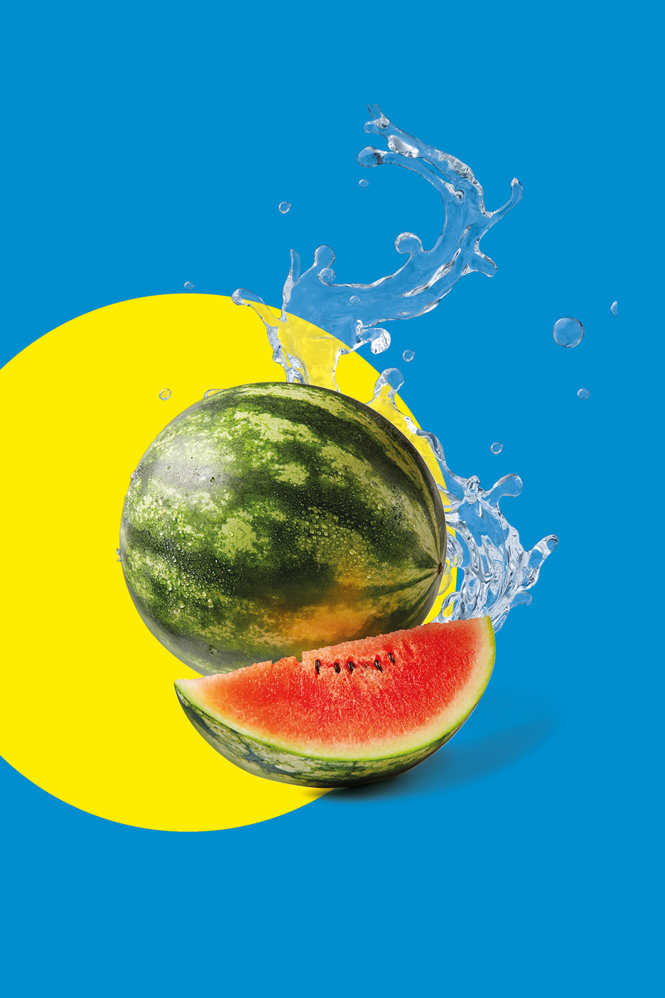 Anguria intera e a spicchi con schizzi d'acqua su sfondo blu e giallo.