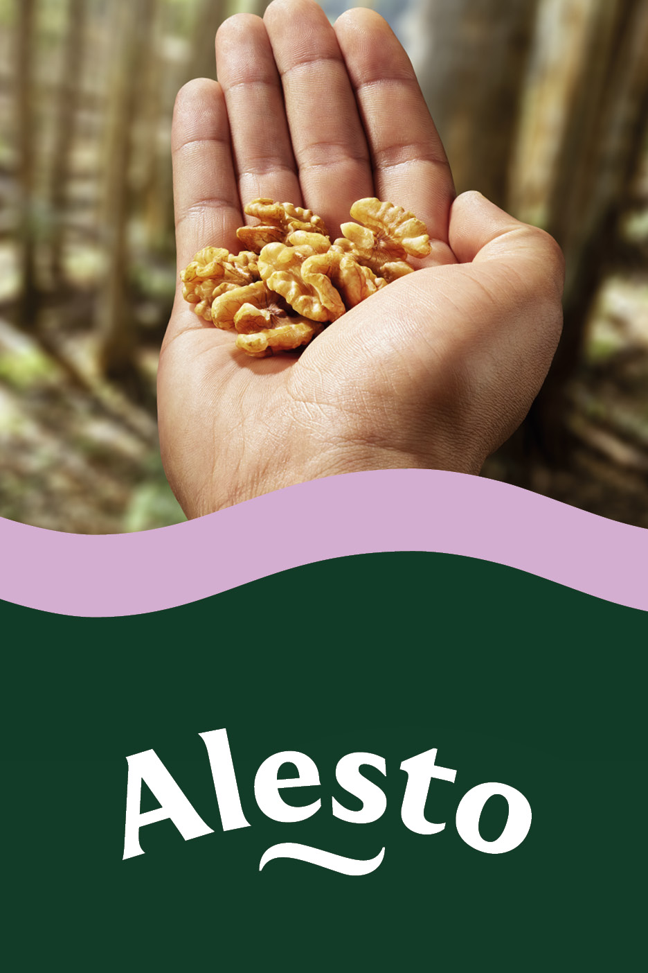 Una mano tiene noci sgusciate su sfondo sfocato di alberi, con una fascia viola e testo bianco.