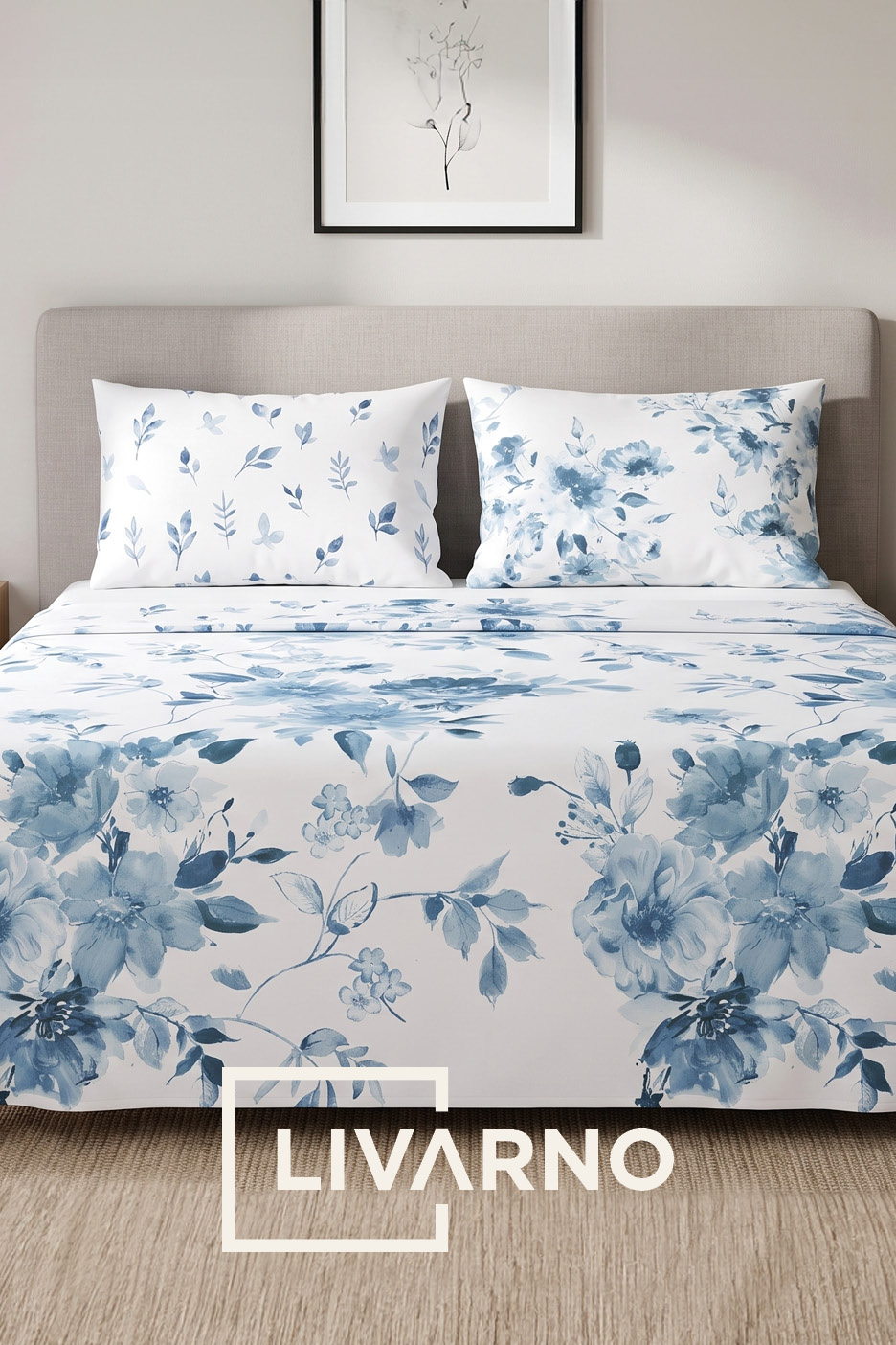 Biancheria da letto con motivo floreale blu e bianco su un letto con testiera grigia.