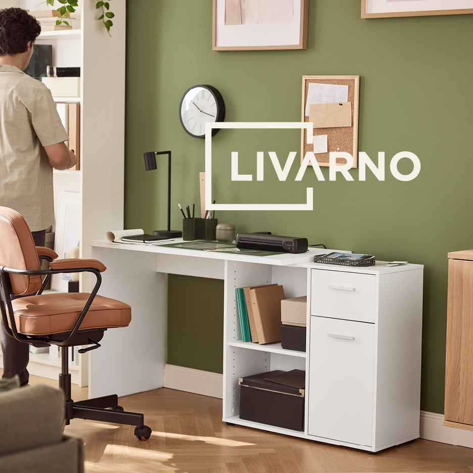 Ufficio domestico con scrivania bianca, sedia da ufficio in pelle marrone e scaffali, con testo 'LIVARNO'.