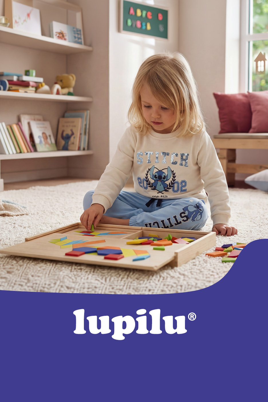 Bambina con felpa e pantaloni, gioca con un puzzle di forme geometriche su un tappeto.