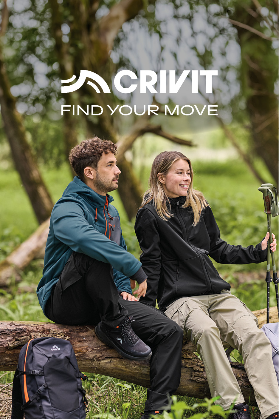 Due escursionisti seduti su un tronco, con giacche, pantaloni e zaino, con il testo 'FIND YOUR MOVE'.
