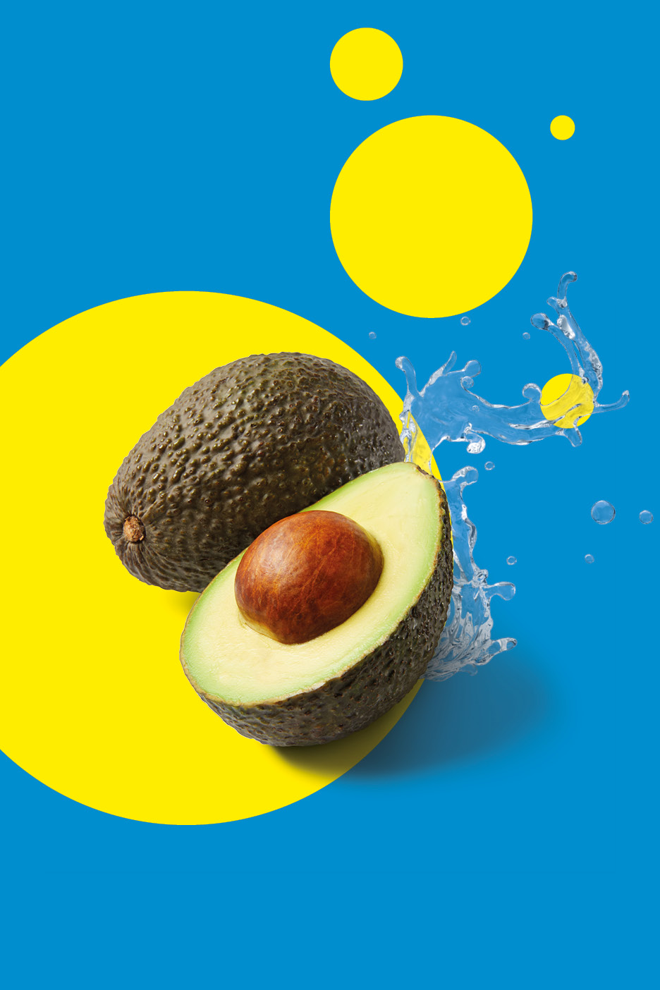 Avocado intero e tagliato a metà con schizzi d'acqua su sfondo blu e giallo.
