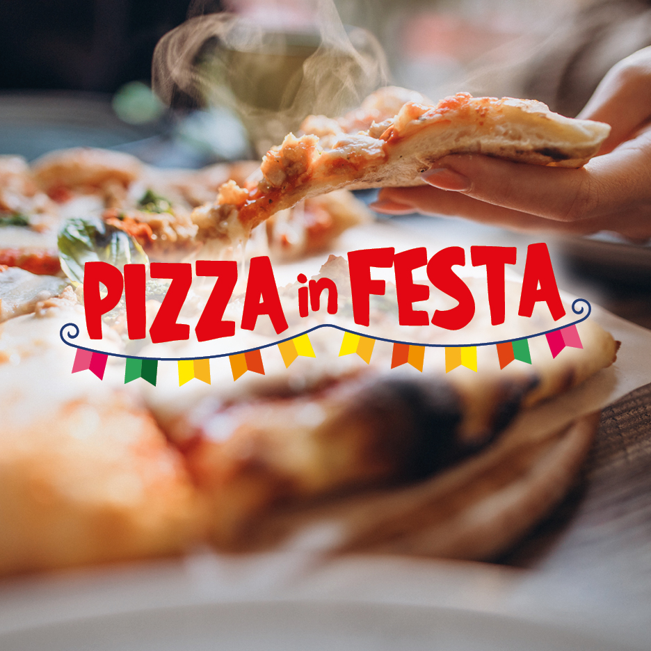 Una mano prende una fetta di pizza fumante da una pizza intera, con la scritta 'PIZZA in FESTA' e ghirlande.