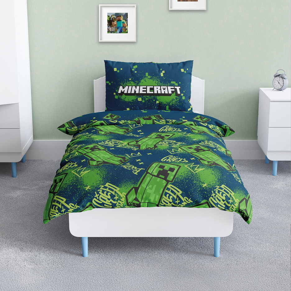 Un letto singolo con biancheria da letto a tema Minecraft in una camera da letto per bambini.