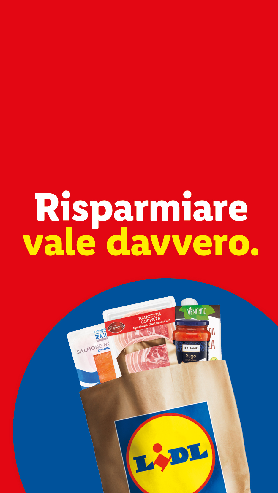 Busta della spesa Lidl con salmone affumicato, pancetta, sugo e altri prodotti, con la scritta 'Risparmiare vale davvero'.