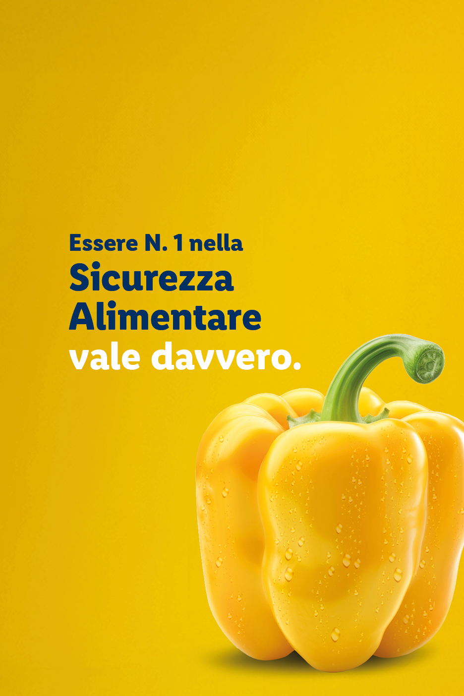Peperoni gialli freschi con goccioline d'acqua su sfondo giallo e testo sulla sicurezza alimentare.