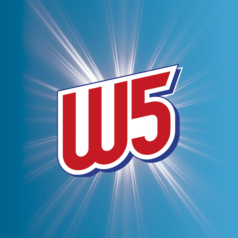 Logo W5 rosso e bianco su sfondo blu brillante con raggi di luce.