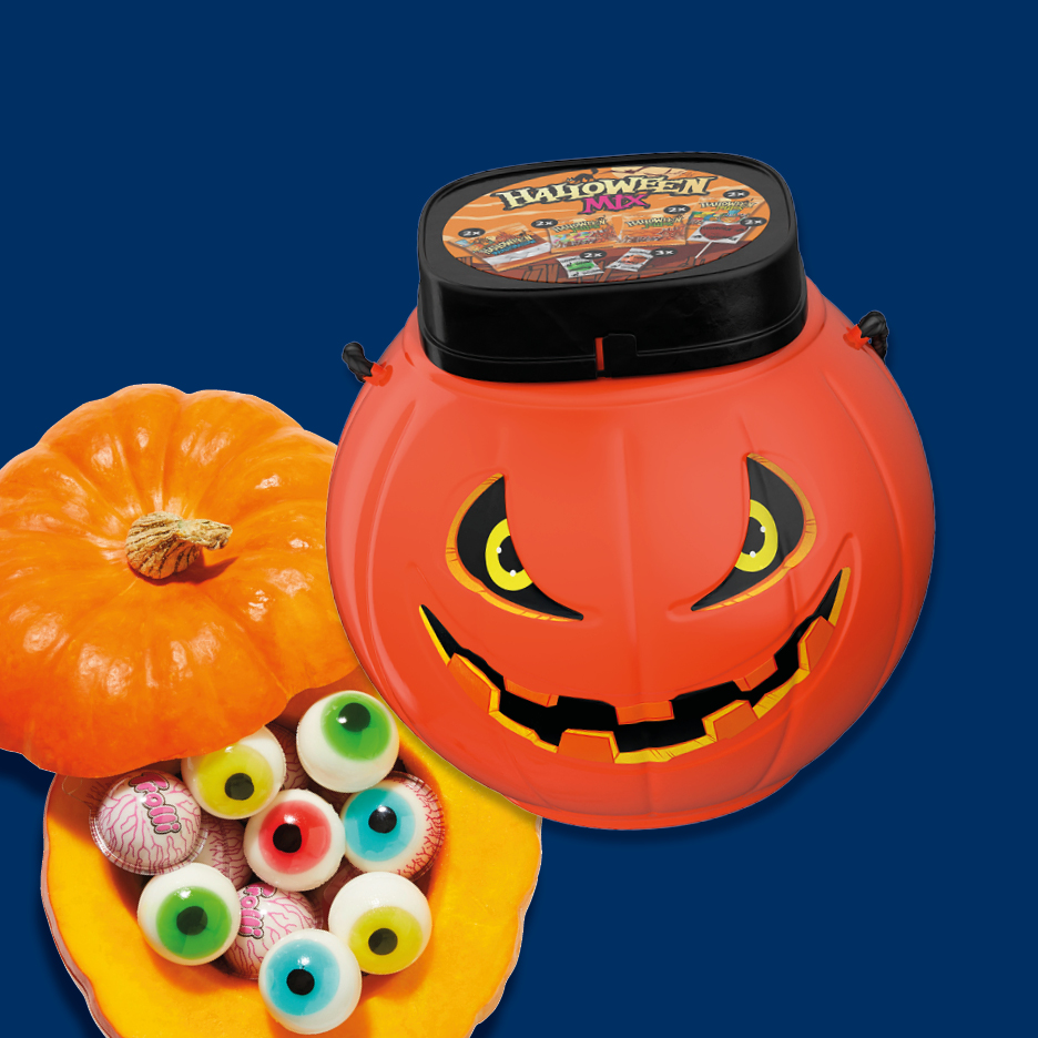 Un secchiello a forma di zucca con dolcetti di Halloween e una zucca aperta con caramelle a forma di occhi.