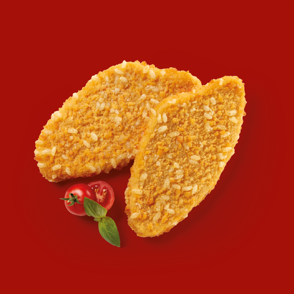 Due cotolette impanate con pomodorini e basilico su sfondo rosso.