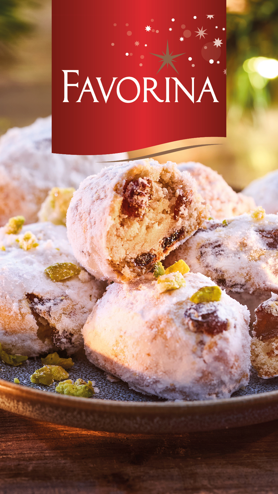 Biscotti Favorina ricoperti di zucchero a velo con frutta secca e pistacchi su un piatto.