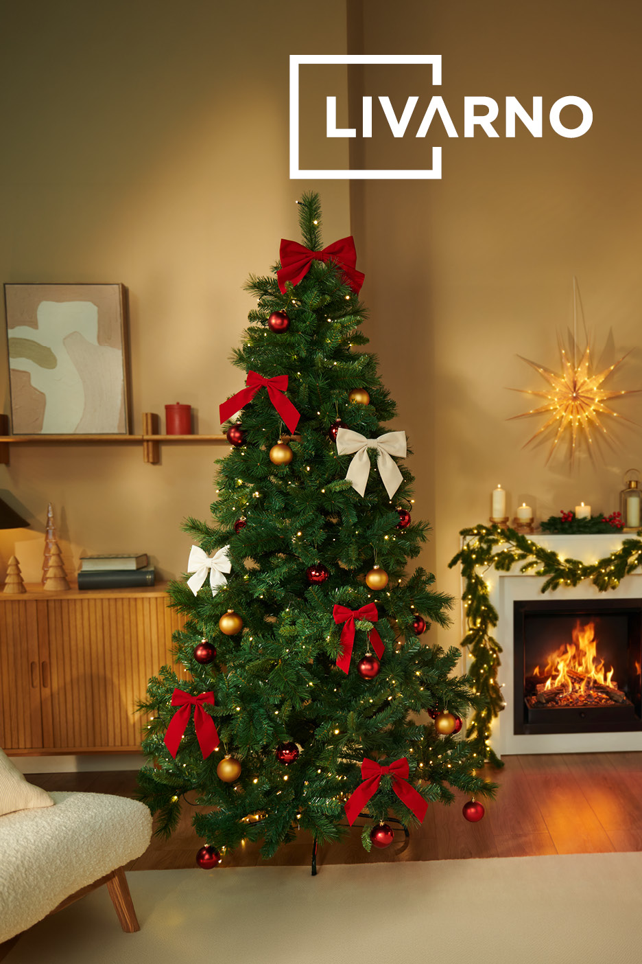 Albero di Natale artificiale decorato con fiocchi e palline in un soggiorno accogliente.
