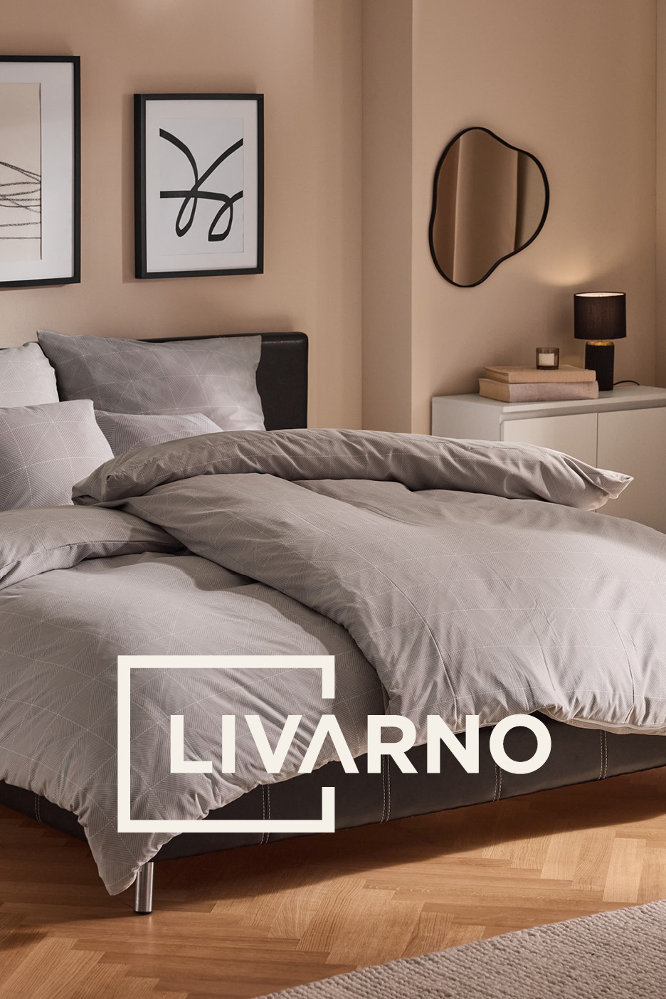 Letto matrimoniale con biancheria da letto grigia a motivi geometrici in una camera moderna