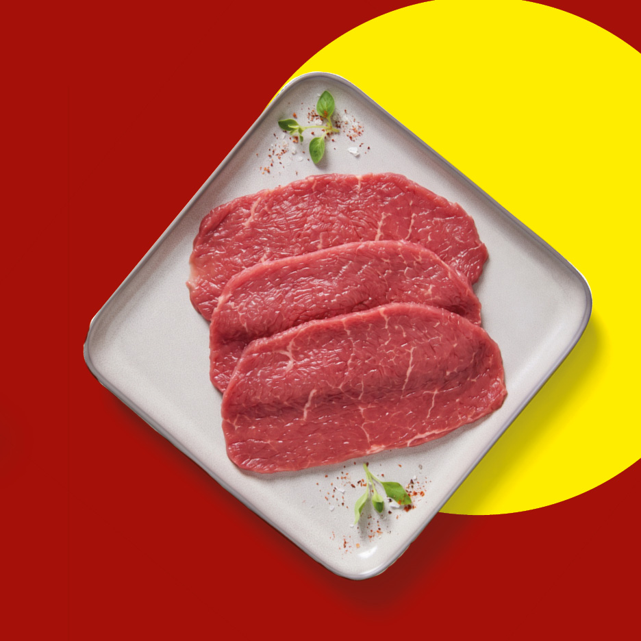 Tre fettine di carne bovina fresca adagiate su un piatto da portata.