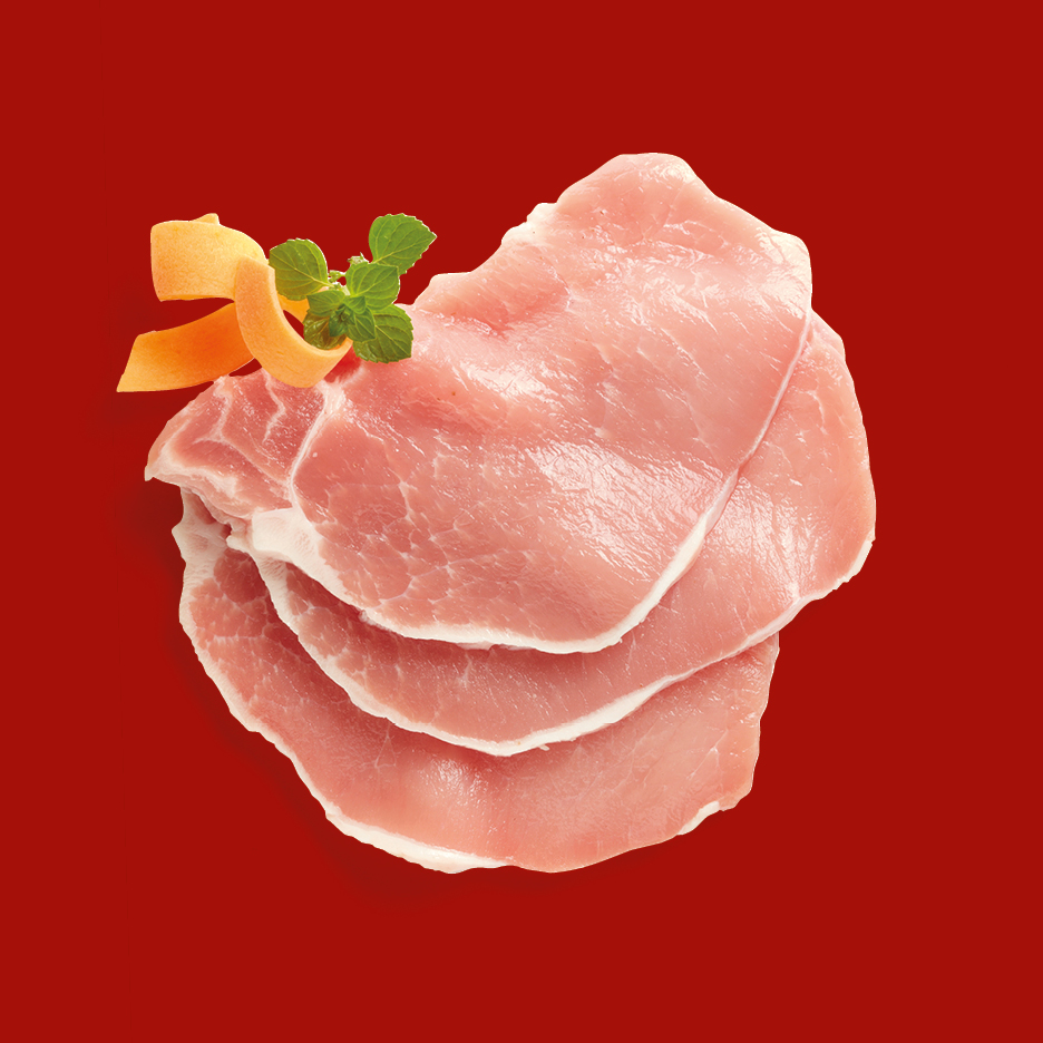 Fettine di carne di maiale crude con guarnizione di carota e menta su sfondo rosso.