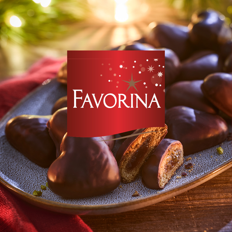 Biscotti di pan di zenzero a forma di cuore Favorina con ripieno di frutta e glassa al cioccolato.