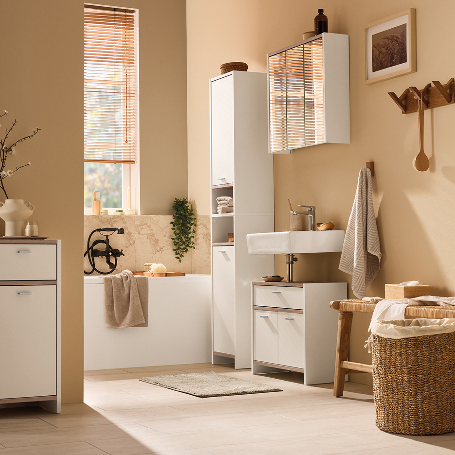 Bagno moderno con mobili bianchi e in legno, vasca da bagno e lavabo.