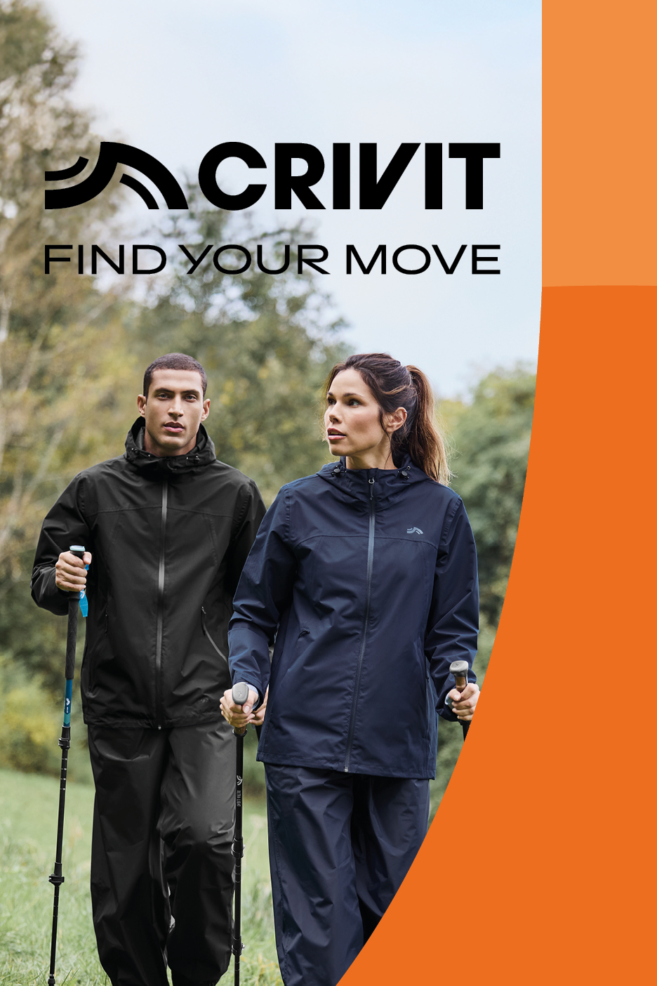 Due persone con giacche e pantaloni impermeabili Crivit, con bastoncini da trekking, in un bosco.