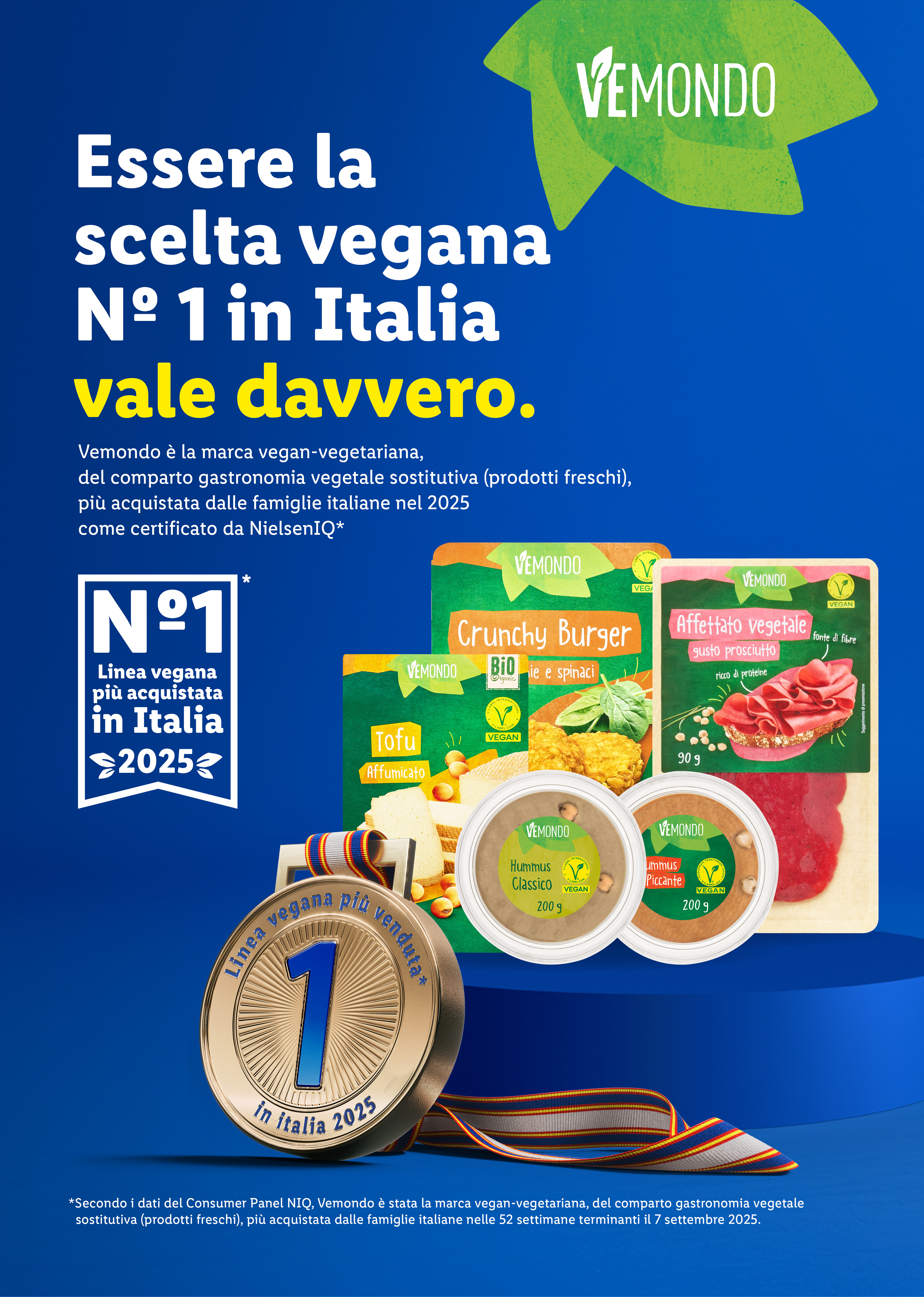 Una selezione di prodotti vegani, tra cui burger croccanti, tofu affumicato, affettato vegetale e hummus, con un medaglione che celebra il marchio come la scelta vegana numero 1 in Italia.