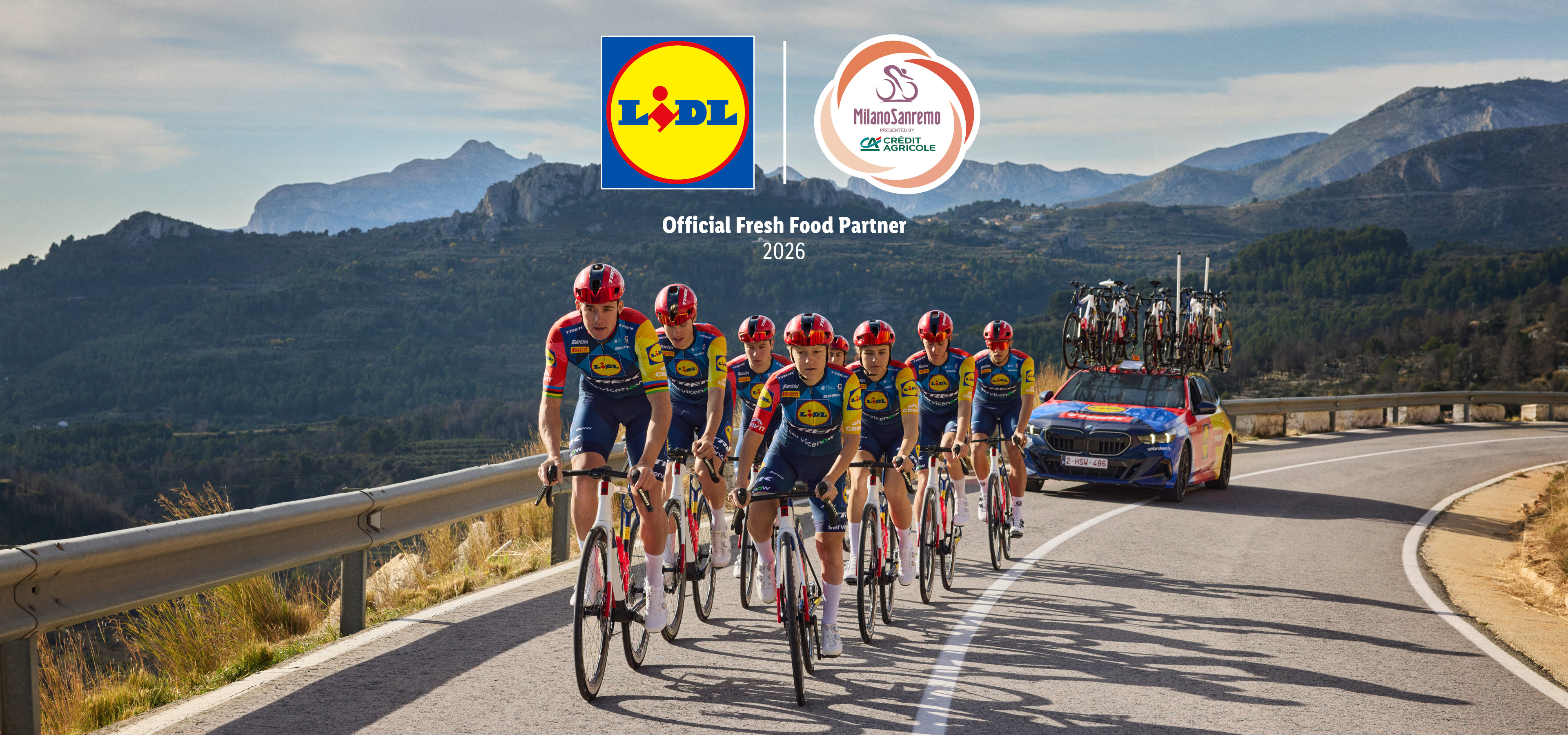 Ciclisti Trek in gara, sponsor Lidl.