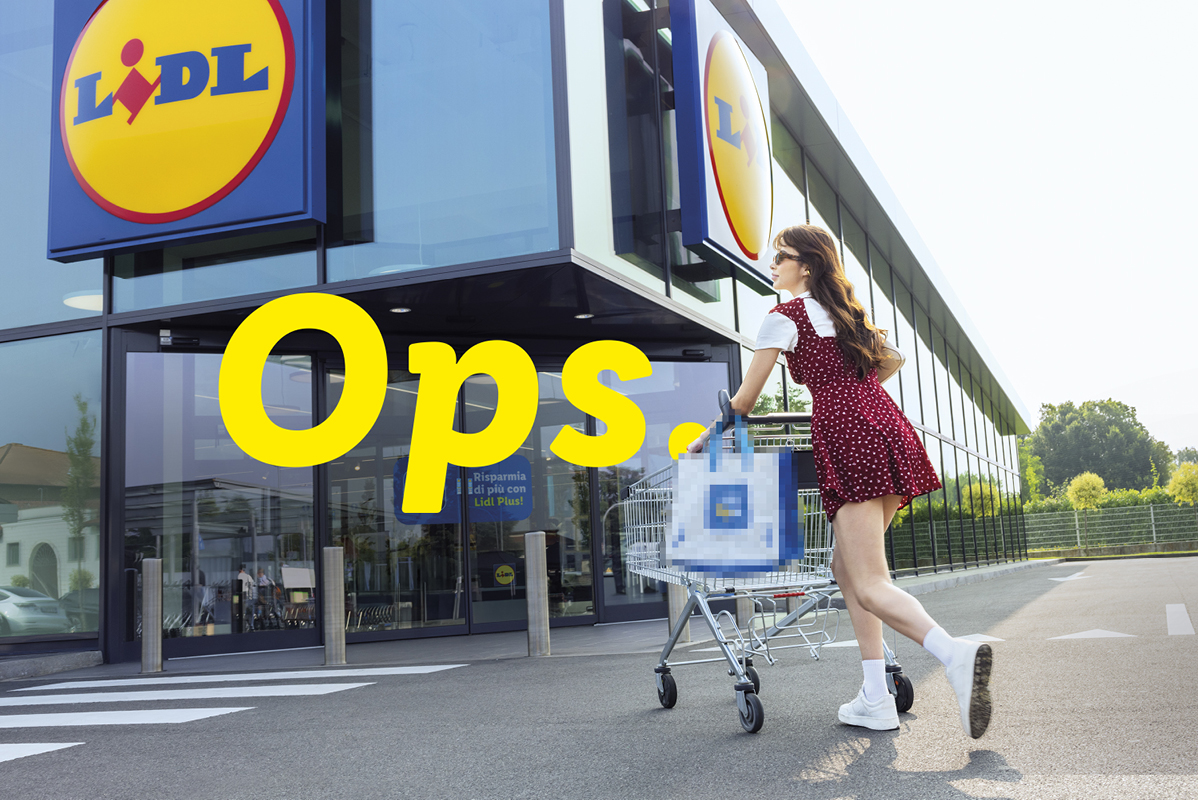 Una donna corre fuori da un supermercato Lidl con un carrello della spesa.