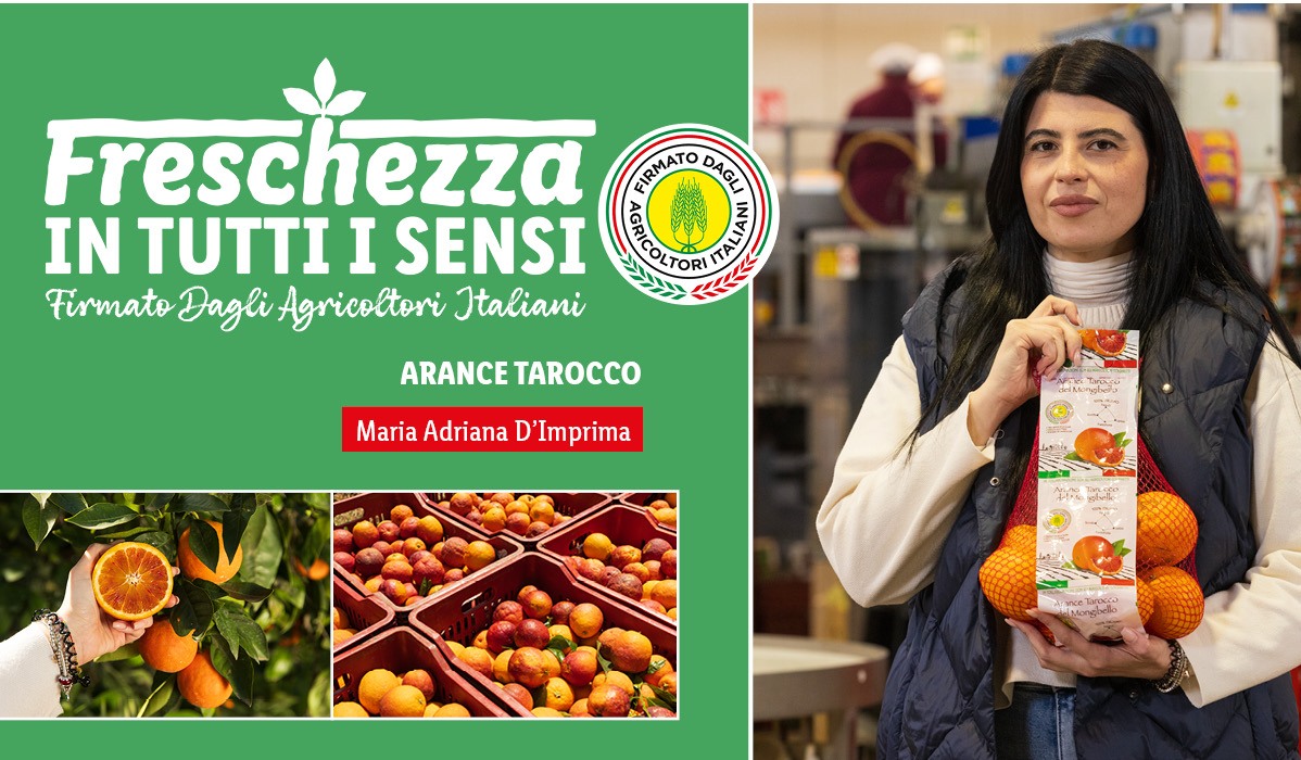 Donna che tiene in mano arance Tarocco confezionate, con logo 'Freschezza in tutti i sensi' e immagini di arance.