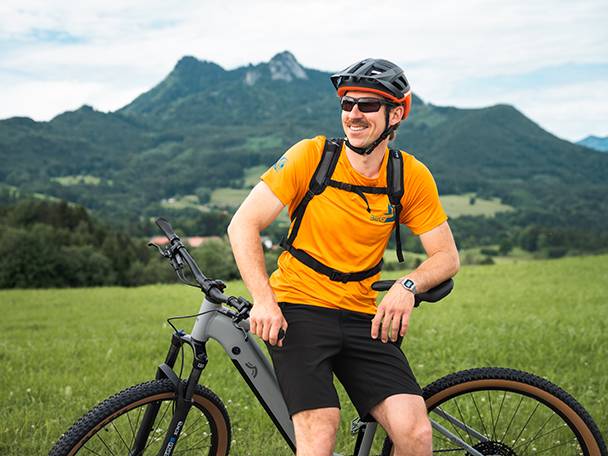 E-bike e ciclista in un paesaggio montano.