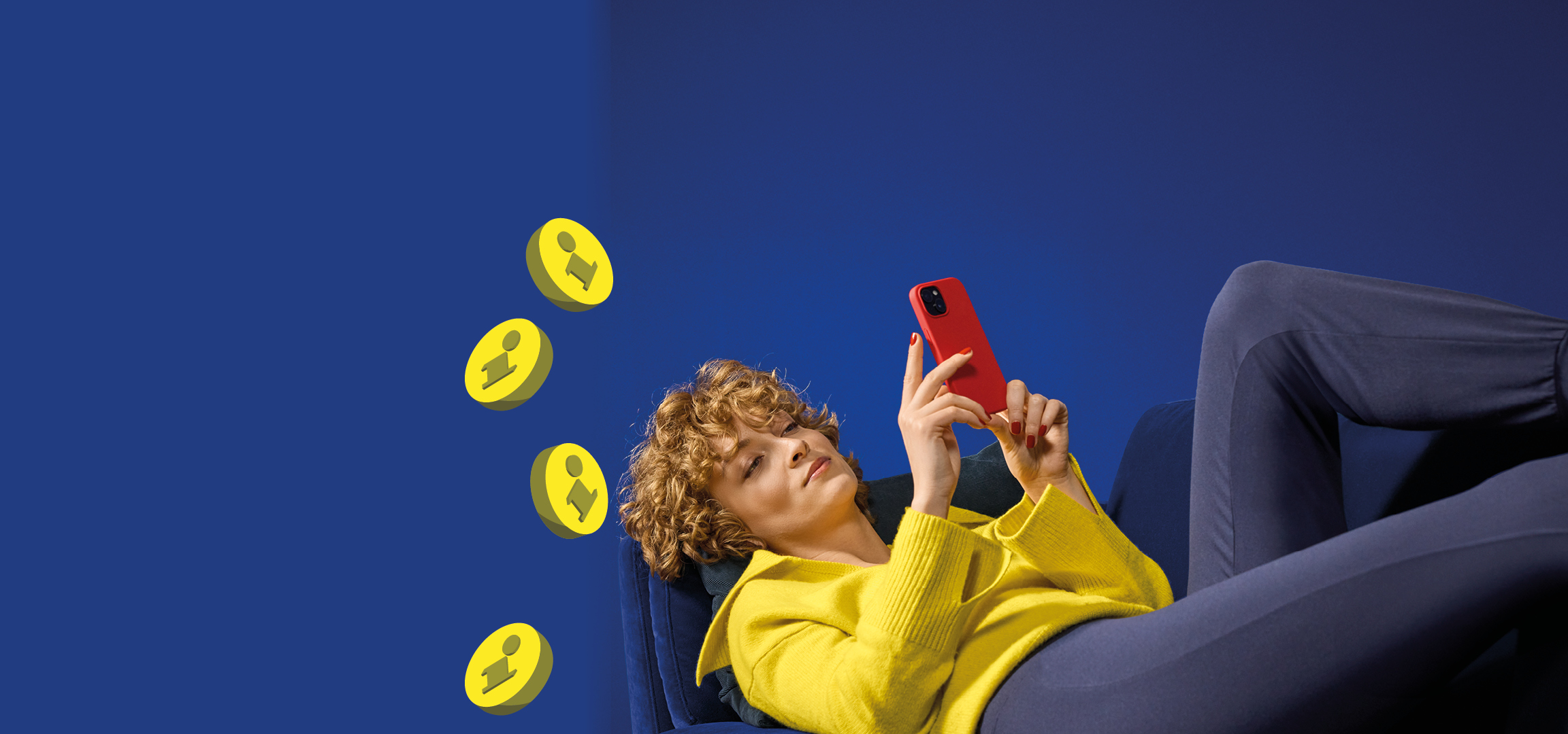 Donna che usa lo smartphone, con icone informative che fluttuano intorno.
