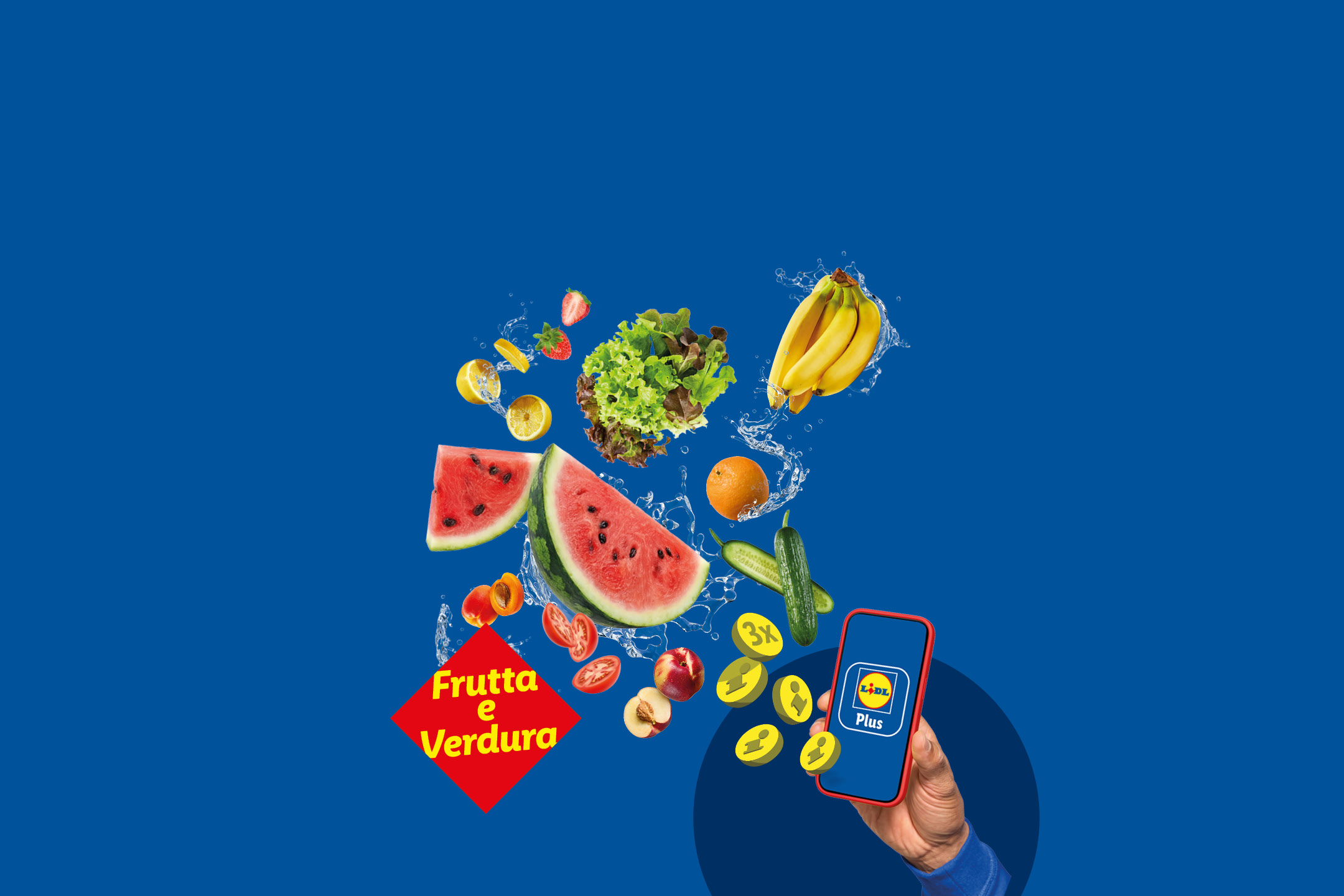 Frutta e verdura fresca, con anguria, banane, insalata, limoni, fragole, arance, cetrioli, pomodori e pesche, con un telefono che mostra un'app di fidelizzazione.