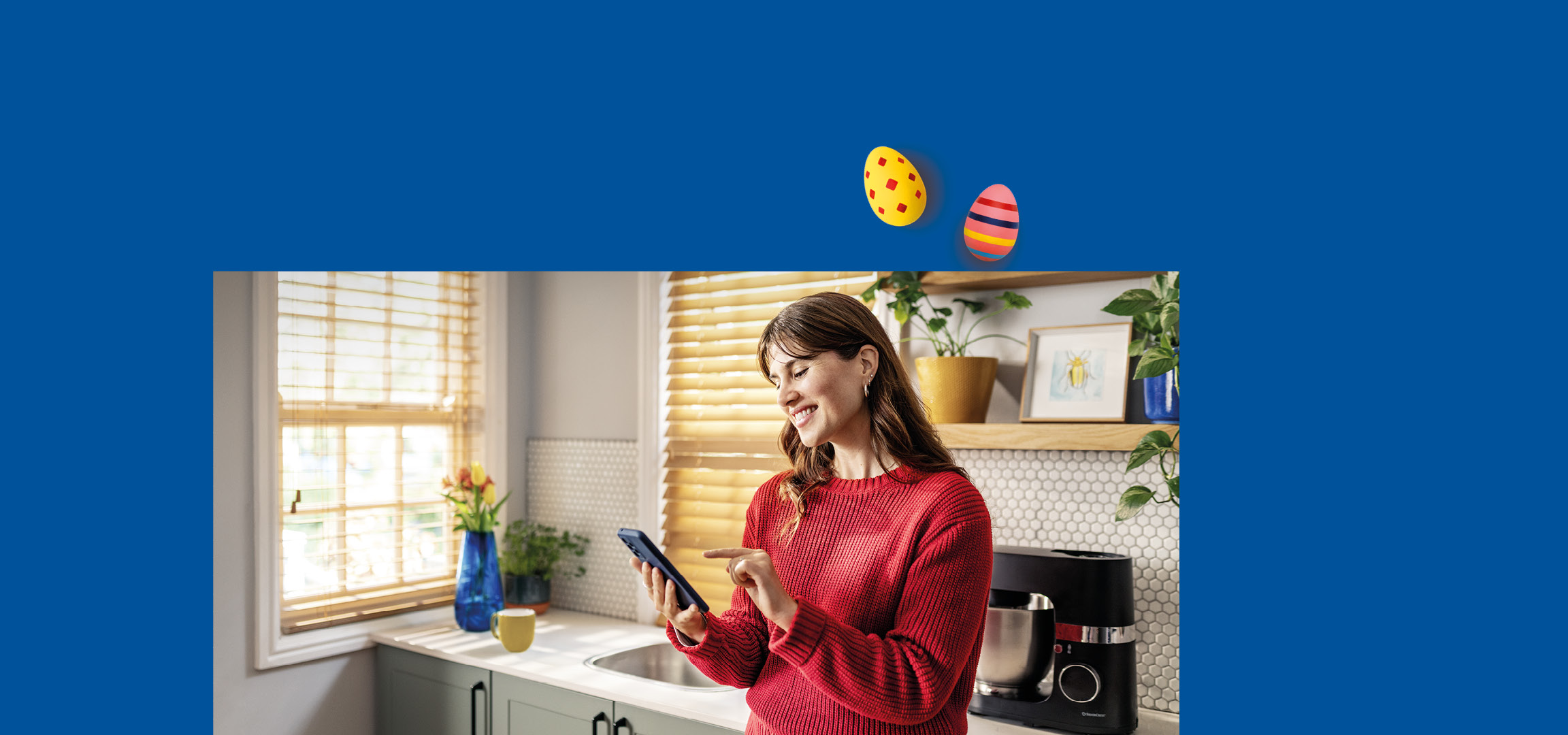 Una donna sorridente usa il telefono, con uova di Pasqua e buoni spesa da 100€, 200€, 500€ e 5.000€.