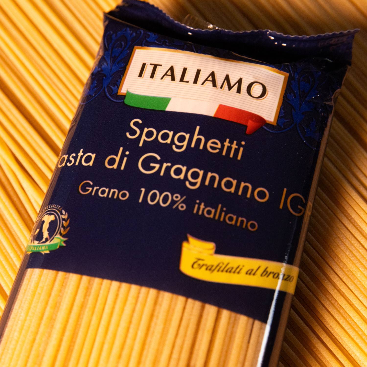 Confezione di spaghetti di Gragnano con grano 100% italiano, trafilati al bronzo.