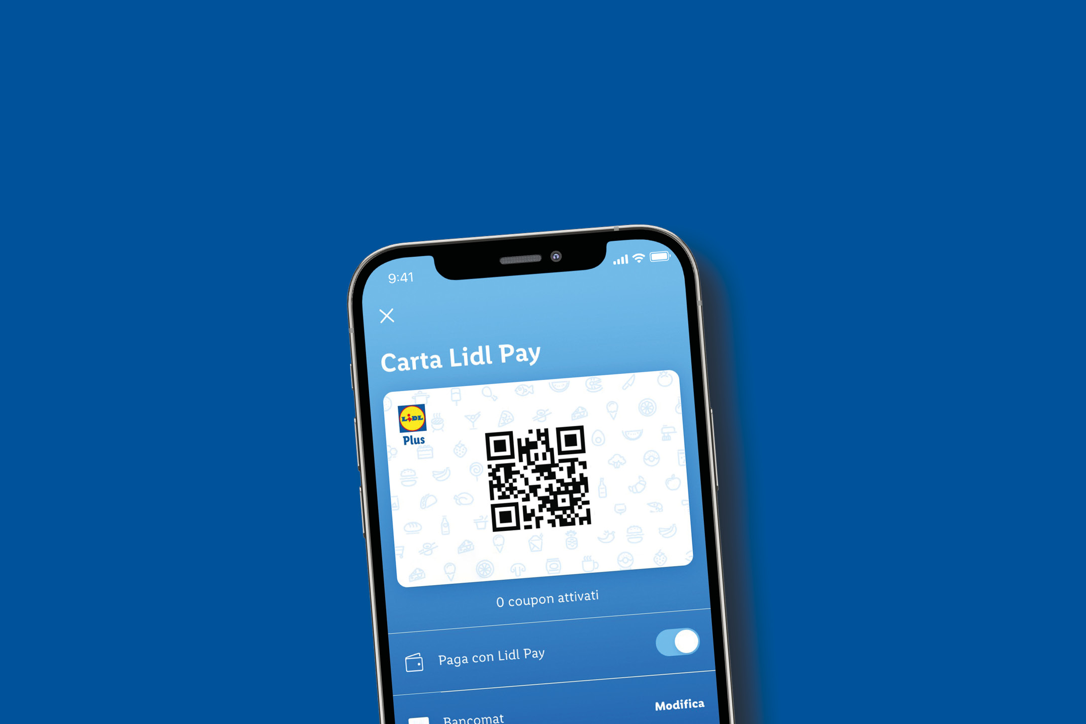 Uno smartphone mostra la schermata di pagamento di una carta fedeltà con un codice QR e l'opzione per attivare i coupon.