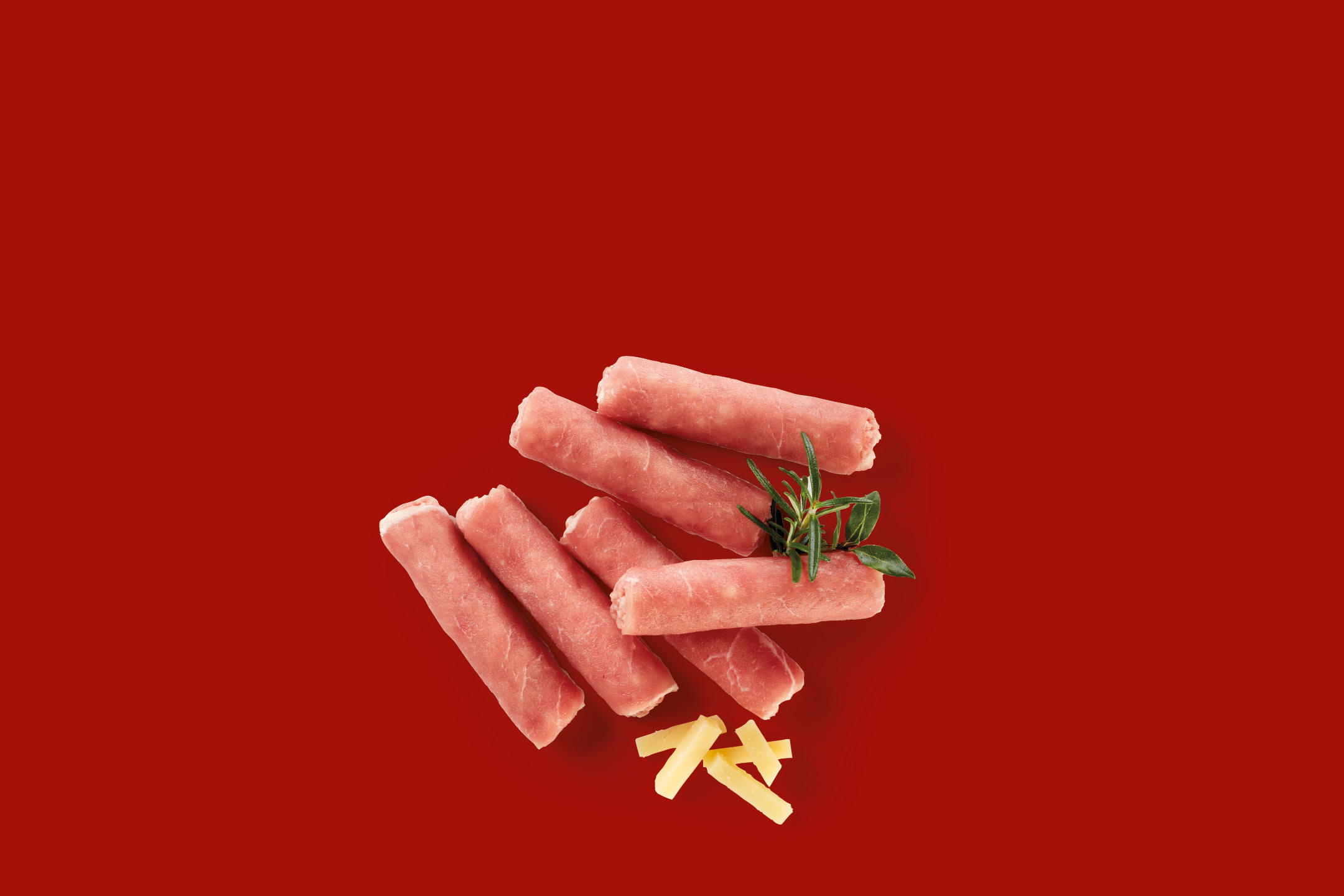 Involtini di carne cruda con rosmarino e formaggio su sfondo rosso.