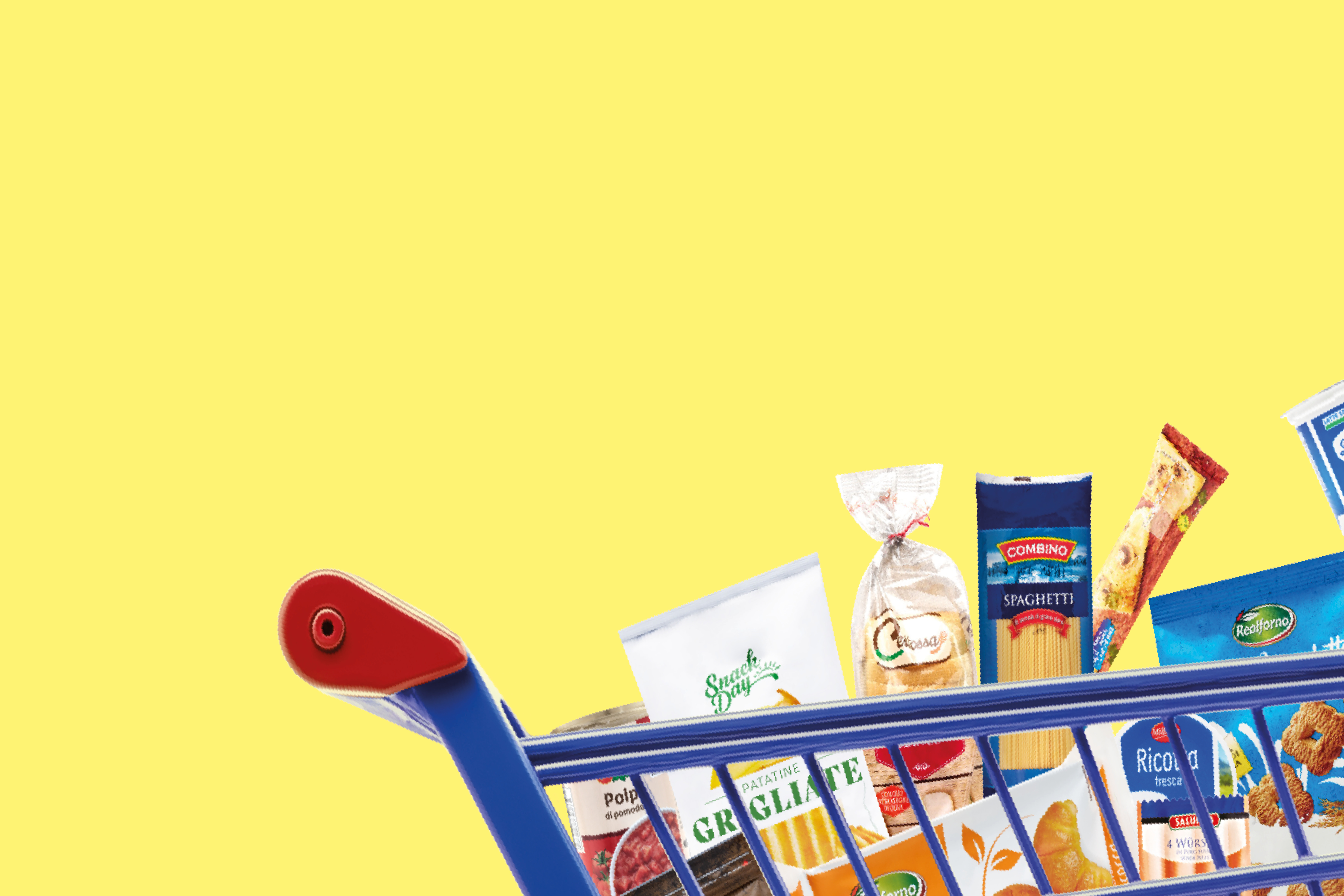 Carrello della spesa pieno di prodotti alimentari come pasta, patatine, passata di pomodoro e ricotta.