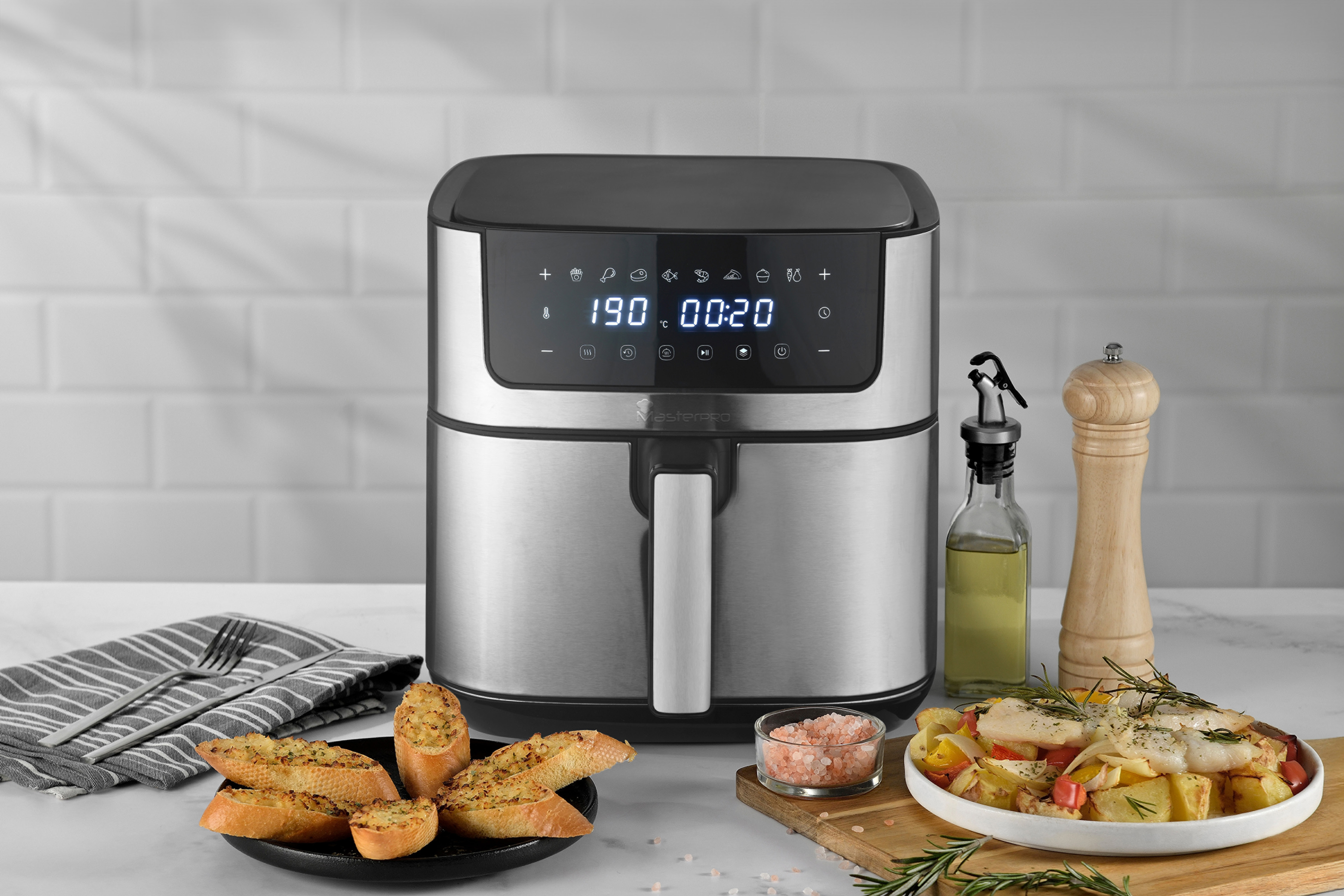 Friggitrice ad aria con display digitale, aglio pane e pesce con verdure.